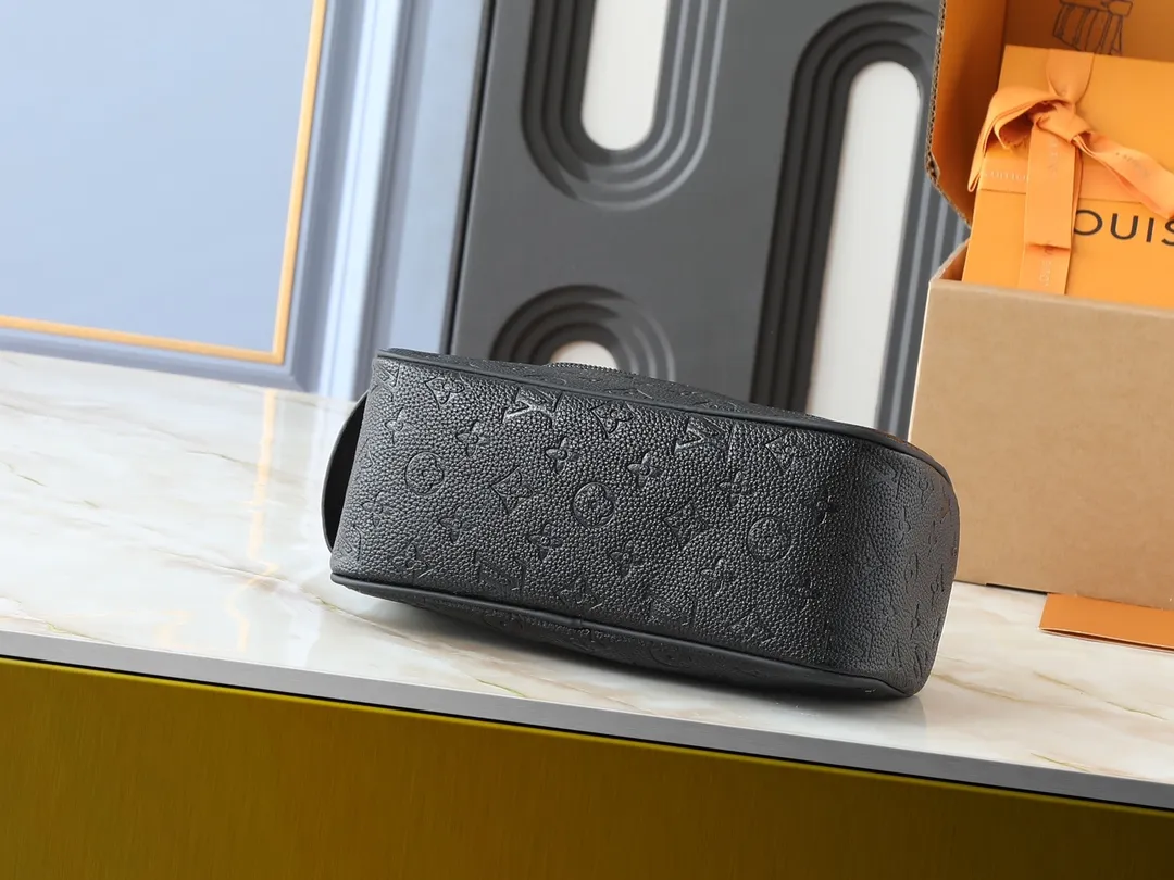 💰200💰Upgraded from the original M11510. This toiletry bag is made of Damier Graphite canvas, which has a rugged feel. The practical elastic lining keeps the bottle upright. Dimensions: 20 x 9.3 x 28 cm (height x width x length)