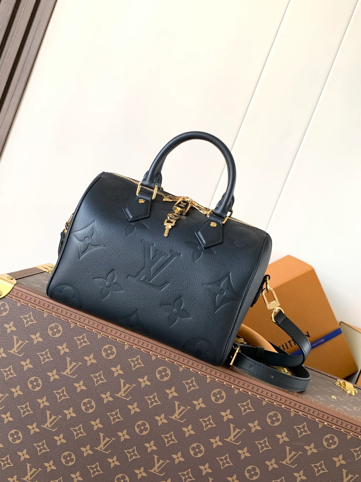 💰1180 (top layer leather) top original order, transcoding chip M58951 black M59273 apricot M14043 chocolate This seasonal version of the iconic Speedy Bandoulière 25 features Louis Vuitton’s Monogram Empreinte leather in a versatile chocolate color. It's embellished with gold-toned hardware and features a signature padlock, symbolizing Louis Vuitton's heritage and craftsmanship. The compact design fits everyday items, including makeup essentials. 25 × 19 × 15 cm (length x height x width)