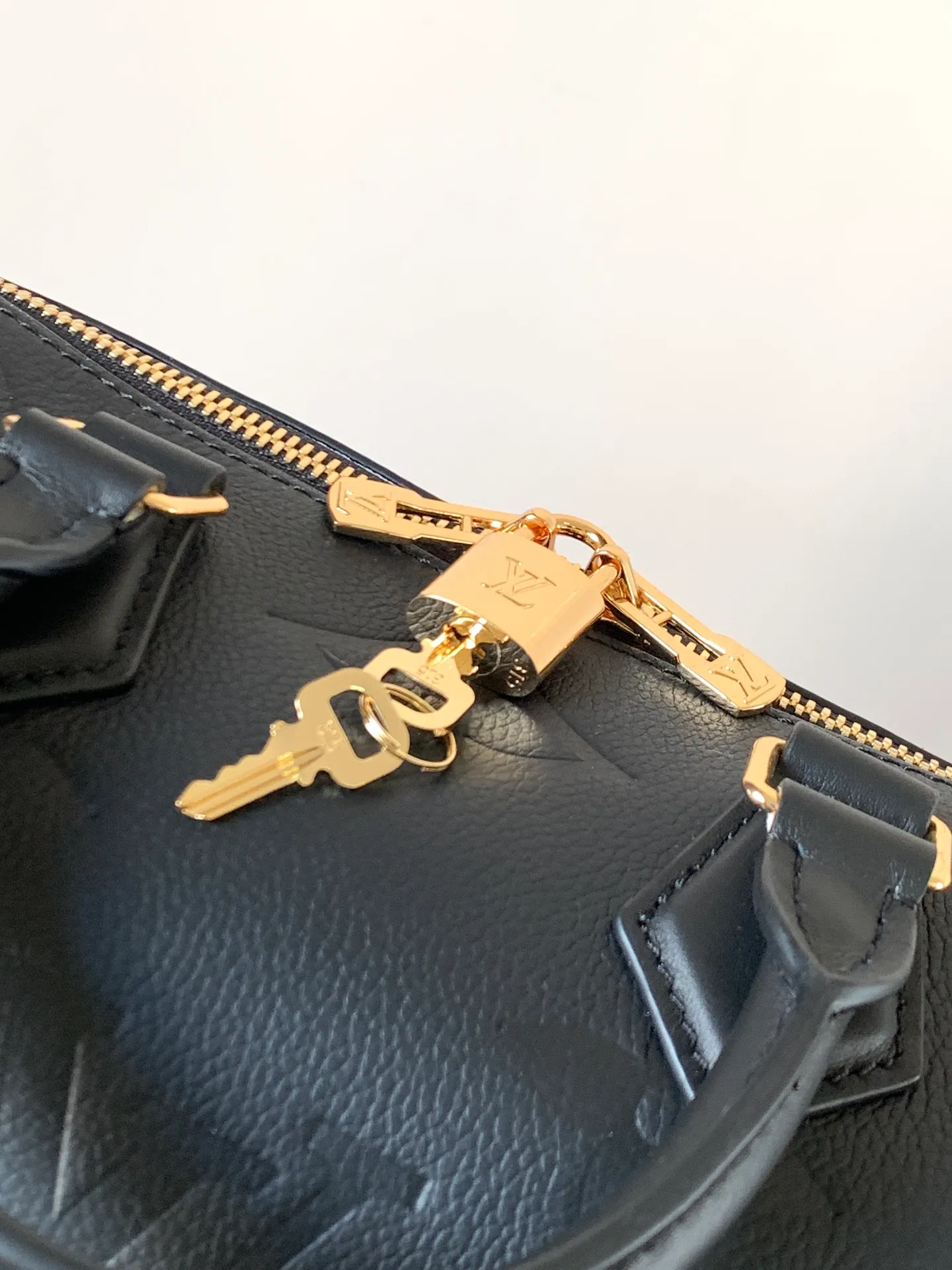 💰1180 (top layer leather) top original order, transcoding chip M58951 black M59273 apricot M14043 chocolate This seasonal version of the iconic Speedy Bandoulière 25 features Louis Vuitton’s Monogram Empreinte leather in a versatile chocolate color. It's embellished with gold-toned hardware and features a signature padlock, symbolizing Louis Vuitton's heritage and craftsmanship. The compact design fits everyday items, including makeup essentials. 25 × 19 × 15 cm (length x height x width)