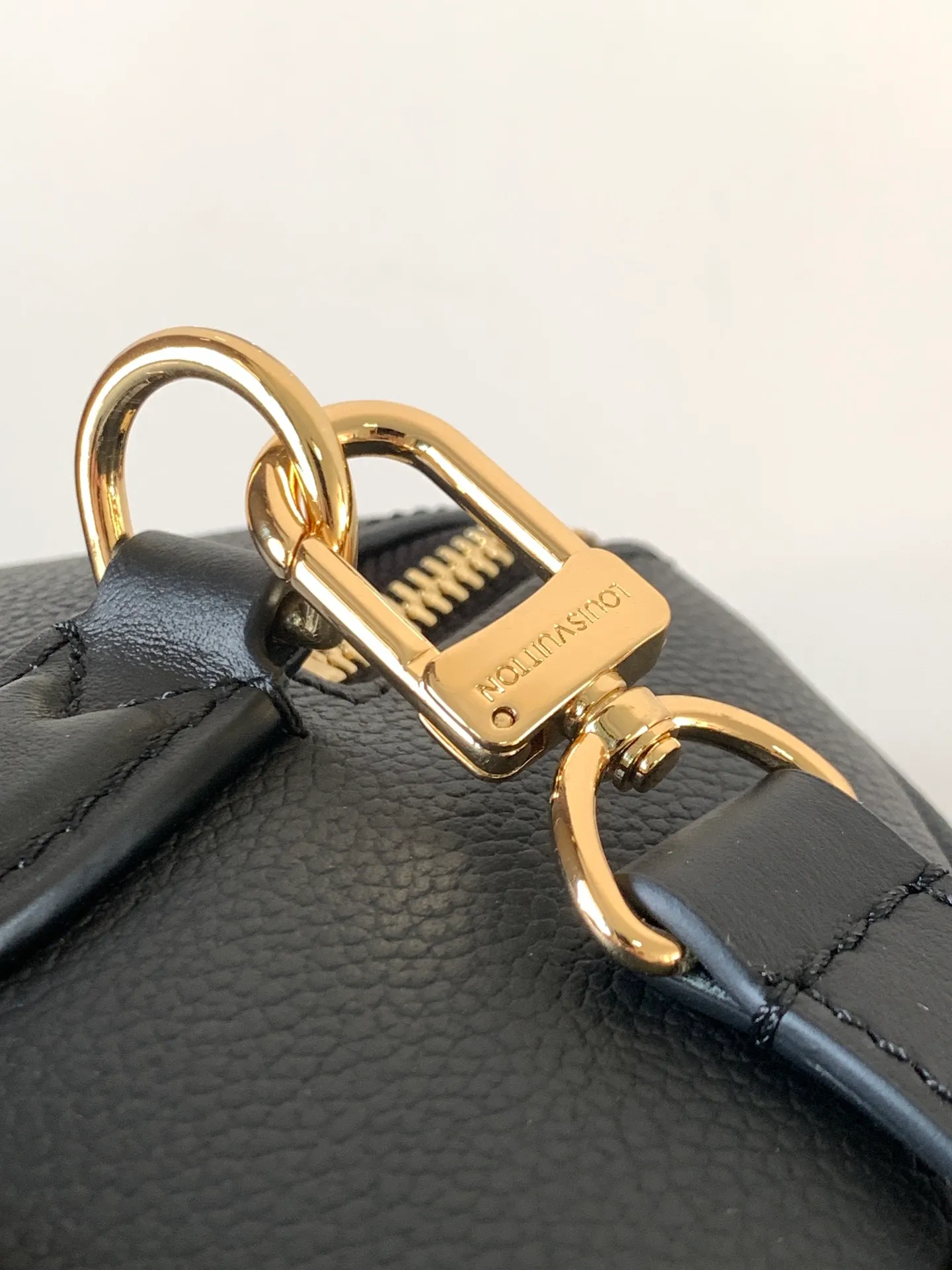 💰1180 (top layer leather) top original order, transcoding chip M58951 black M59273 apricot M14043 chocolate This seasonal version of the iconic Speedy Bandoulière 25 features Louis Vuitton’s Monogram Empreinte leather in a versatile chocolate color. It's embellished with gold-toned hardware and features a signature padlock, symbolizing Louis Vuitton's heritage and craftsmanship. The compact design fits everyday items, including makeup essentials. 25 × 19 × 15 cm (length x height x width)