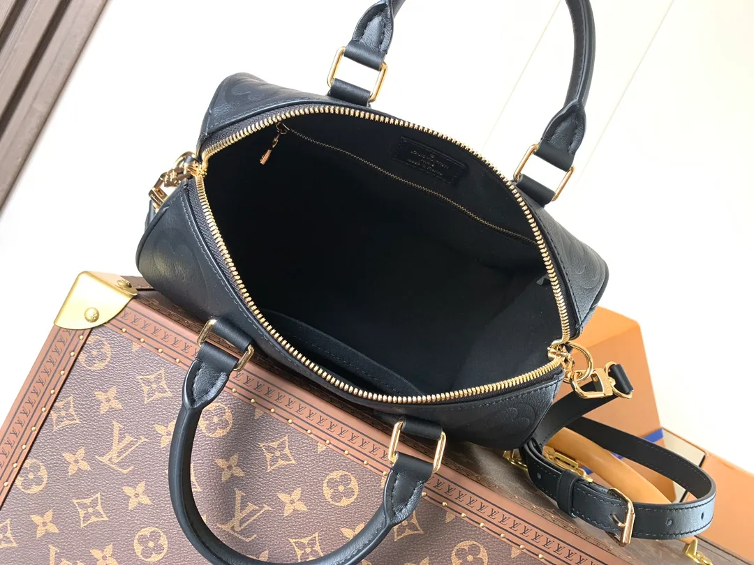 💰1180 (top layer leather) top original order, transcoding chip M58951 black M59273 apricot M14043 chocolate This seasonal version of the iconic Speedy Bandoulière 25 features Louis Vuitton’s Monogram Empreinte leather in a versatile chocolate color. It's embellished with gold-toned hardware and features a signature padlock, symbolizing Louis Vuitton's heritage and craftsmanship. The compact design fits everyday items, including makeup essentials. 25 × 19 × 15 cm (length x height x width)