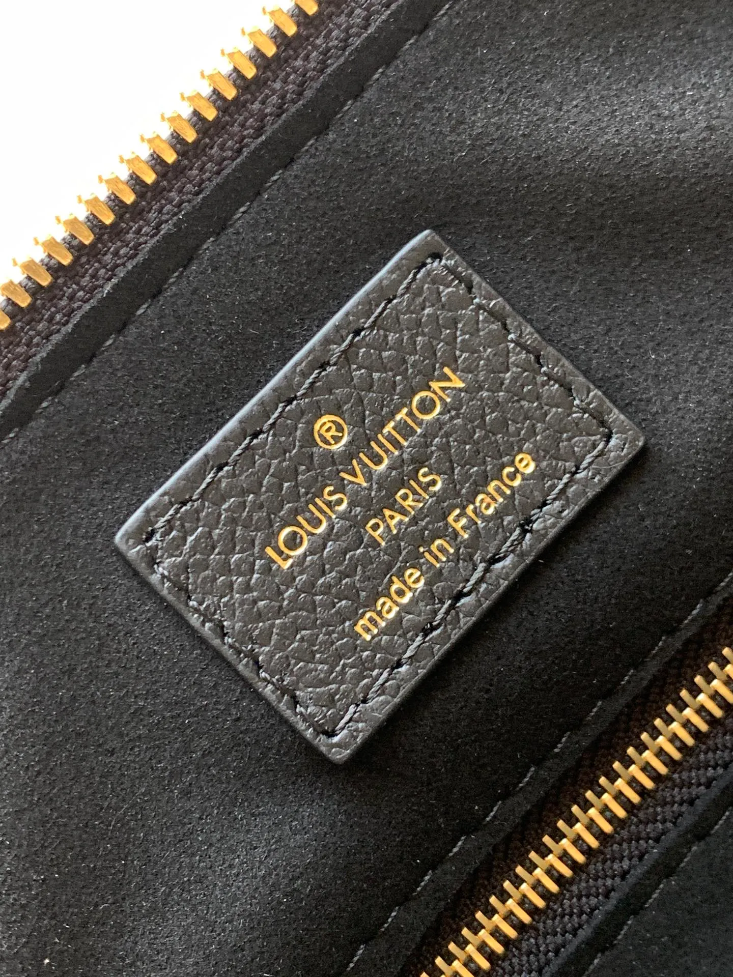 💰1180 (top layer leather) top original order, transcoding chip M58951 black M59273 apricot M14043 chocolate This seasonal version of the iconic Speedy Bandoulière 25 features Louis Vuitton’s Monogram Empreinte leather in a versatile chocolate color. It's embellished with gold-toned hardware and features a signature padlock, symbolizing Louis Vuitton's heritage and craftsmanship. The compact design fits everyday items, including makeup essentials. 25 × 19 × 15 cm (length x height x width)