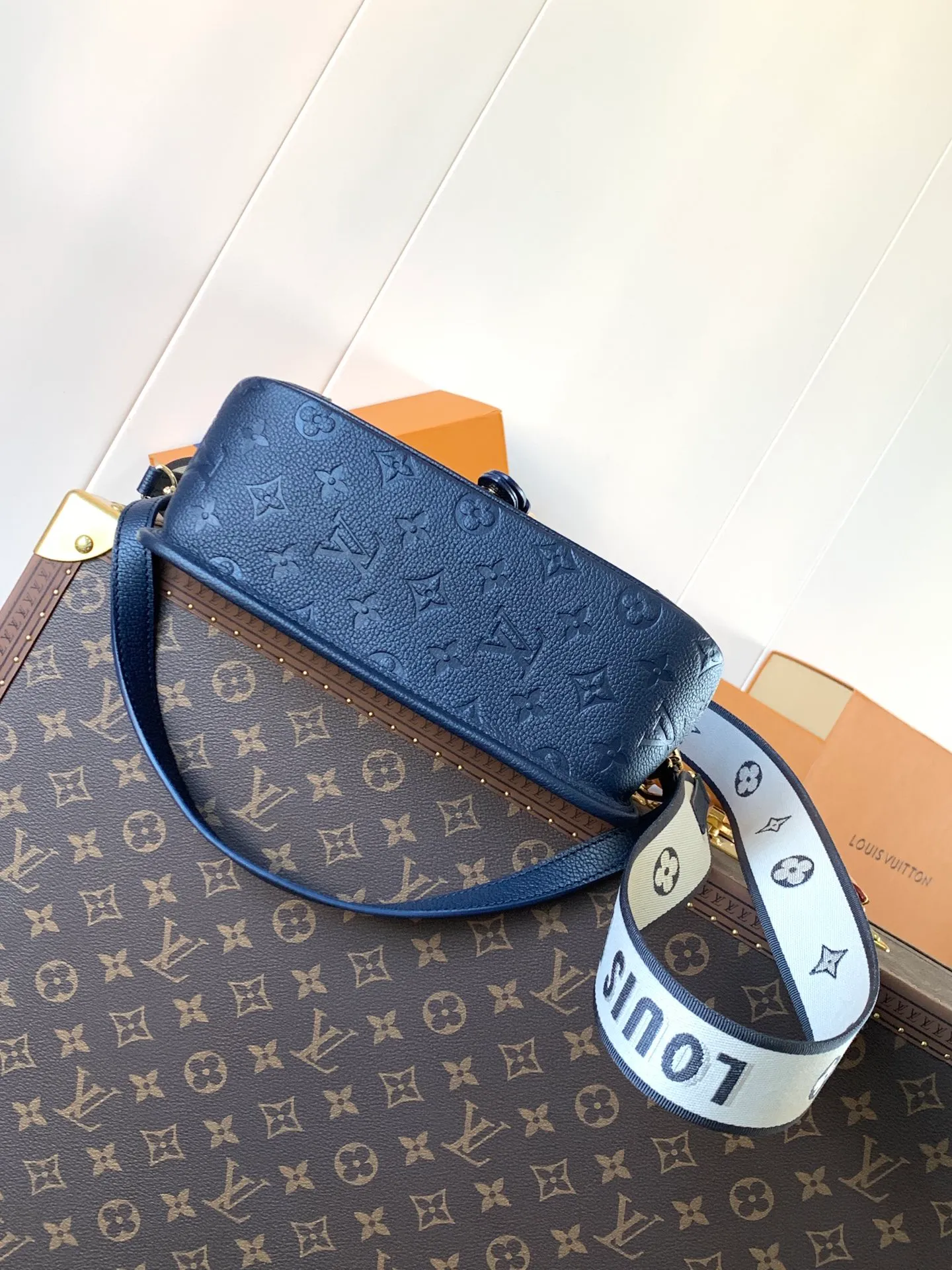 💰1100 (top layer leather) top original order transcoding chip custom first layer imported leather M47161 blue M46846 haze blue M46386 black M46388 off-white M46583 apricot silk screen This Diane handbag is based on Louis Vuitton's classic Monogram The Empreinte embossed leather has the brand logo woven into the detachable wide jacquard shoulder strap. In addition to the detachable leather shoulder strap, it adds a cross-body option, which can flexibly match the elegant style or the dynamic style. Dimensions: 23 × 16 × 8.5 cm