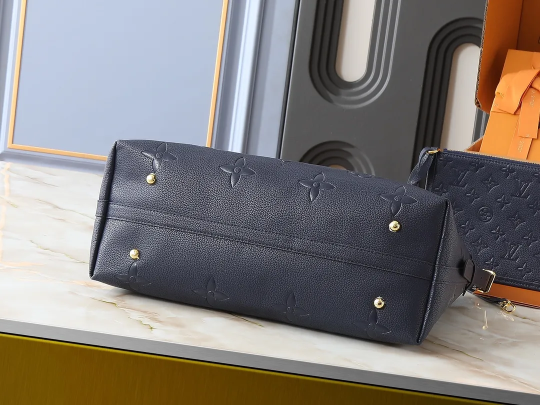 💰240💰Upgraded from the original M46197 M46203 M46289 M46292 Louis Vuitton launches a new CarryAll medium handbag, with Monogram canvas and leather trimming to create a body-fitting design. There's a zipped pocket inside the ample space, and a detachable zipped clutch adds a functional element, with a buckle-adjustable handle. Dimensions: 39.0 x 30.0 x 15.0 cm (length x height x width)