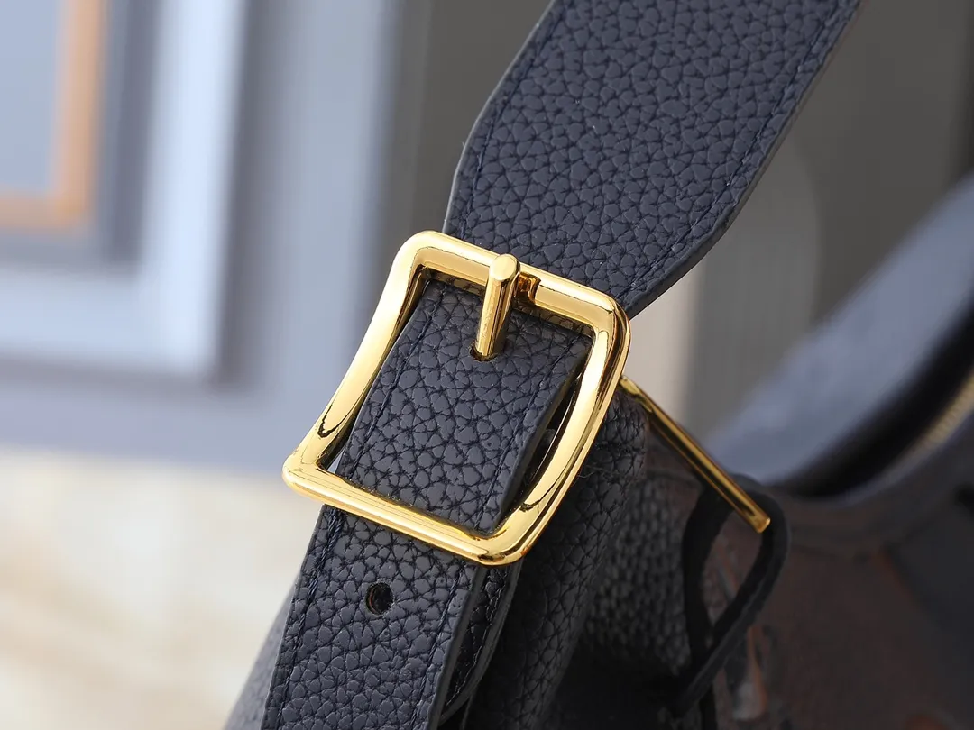 💰240💰Upgraded from the original M46197 M46203 M46289 M46292 Louis Vuitton launches a new CarryAll medium handbag, with Monogram canvas and leather trimming to create a body-fitting design. There's a zipped pocket inside the ample space, and a detachable zipped clutch adds a functional element, with a buckle-adjustable handle. Dimensions: 39.0 x 30.0 x 15.0 cm (length x height x width)