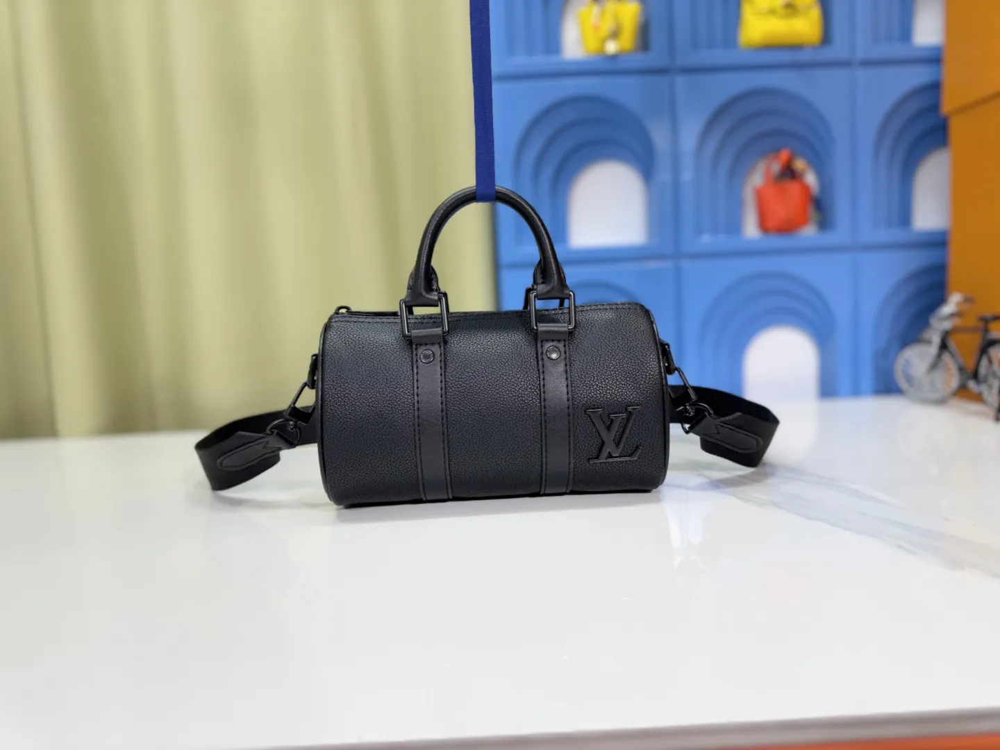 P240 Upgraded original version M57844 pebbled M57083 small size M80950 This handbag condenses the classic silhouette of the keepall travel bag, with aerogram full-grain cow leather with a soft texture like old aviation letterheads, embellished with matte metal letters. With its clever use of leather handles and removable jacquard shoulder strap, it's easy to carry with you in trendy style. Dimensions: 21 × 12 × 9 cm
