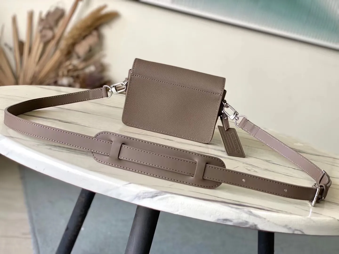 💰900 (first-grain leather) Top-quality original order M11484 Brown This Fastline mini handbag is made of grained cow leather with bright metal parts. The obtuse-angled flap, unique nameplate and metal LV letters reveal the iconic tone of the LVAerogram series. Dimensions: 17.3 × 12 × 7 cm