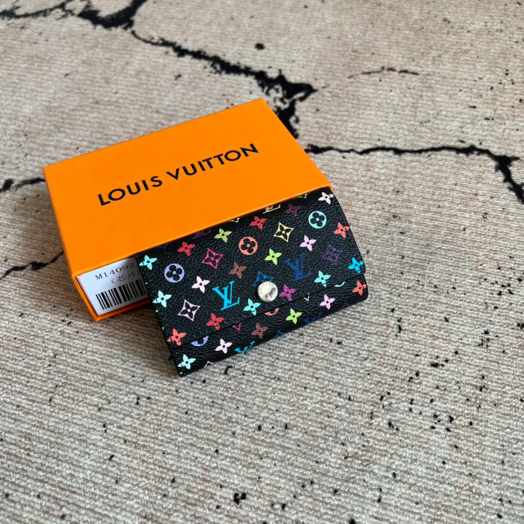 Factory price 300 Top original order M14092 black color key bag wallet series This key bag is from the Louis Vuitton x Takashi Murakami collaboration series, using Monogram Multicolor canvas to reinterpret the brand's classic elements. The sober background features colorful prints inspired by Murakami's aesthetic, while the inner leather flap and interchangeable design add to the ingenious details. Features snap button closure. Size: 12X7X2cm.