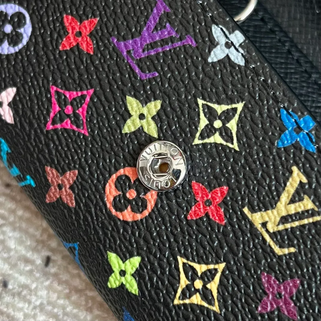 Factory price 300 Top original order M14092 black color key bag wallet series This key bag is from the Louis Vuitton x Takashi Murakami collaboration series, using Monogram Multicolor canvas to reinterpret the brand's classic elements. The sober background features colorful prints inspired by Murakami's aesthetic, while the inner leather flap and interchangeable design add to the ingenious details. Features snap button closure. Size: 12X7X2cm.