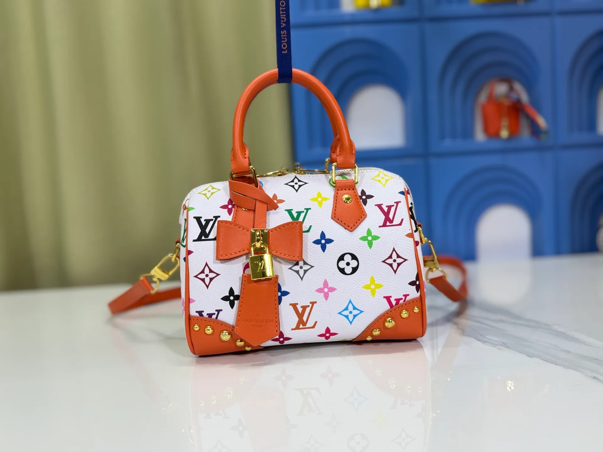 P280 upgraded original M58953 M46234 M46222 Speedy Bandoulière 20 handbag is made of soft coated canvas, and the full-length Monogram pattern is traced in colorful rainbow tones, highlighting the smart style of the Louis Vuitton x Murakami reissue series. The Toron handle and detachable shoulder strap are constructed of cow leather, the metal corners recall classic luggage elements, and the bow-shaped key bag and padlock add brand touches. Dimensions: 20.5 x 13.5 x 12.0 cm (length x height x width)