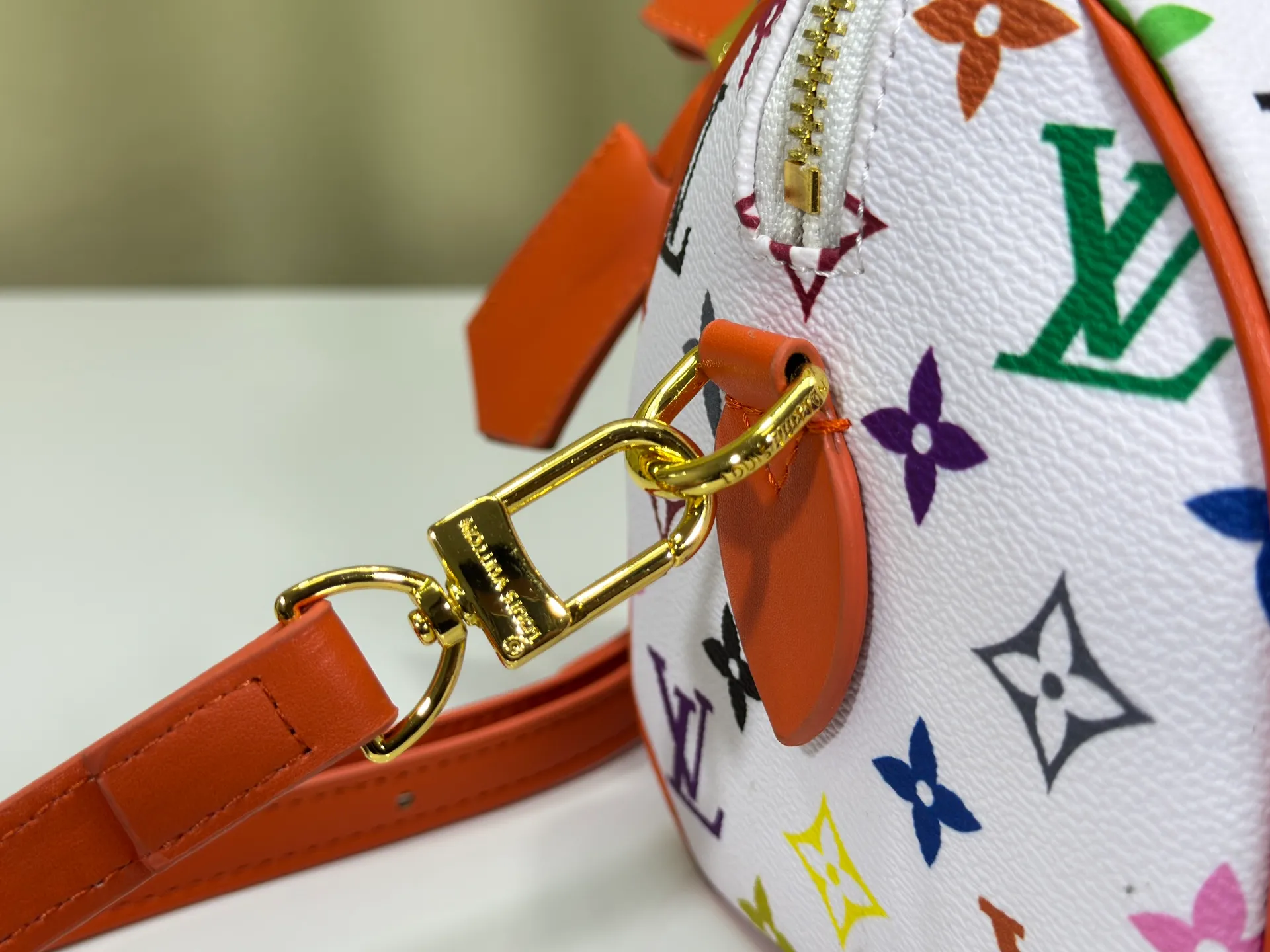 P280 upgraded original M58953 M46234 M46222 Speedy Bandoulière 20 handbag is made of soft coated canvas, and the full-length Monogram pattern is traced in colorful rainbow tones, highlighting the smart style of the Louis Vuitton x Murakami reissue series. The Toron handle and detachable shoulder strap are constructed of cow leather, the metal corners recall classic luggage elements, and the bow-shaped key bag and padlock add brand touches. Dimensions: 20.5 x 13.5 x 12.0 cm (length x height x width)