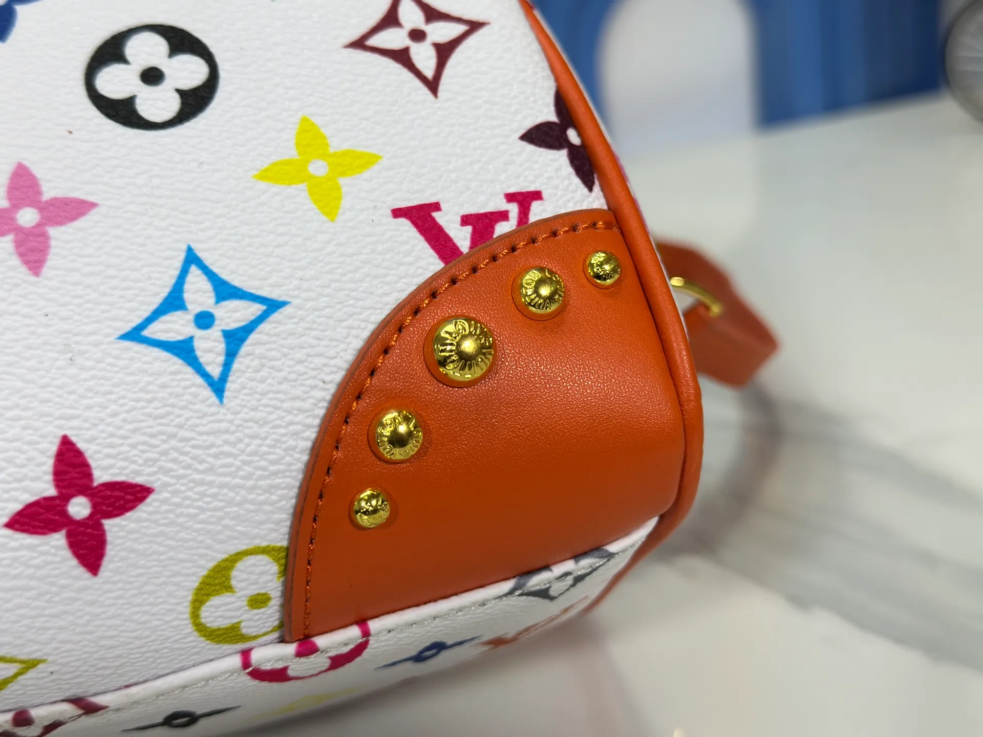 P280 upgraded original M58953 M46234 M46222 Speedy Bandoulière 20 handbag is made of soft coated canvas, and the full-length Monogram pattern is traced in colorful rainbow tones, highlighting the smart style of the Louis Vuitton x Murakami reissue series. The Toron handle and detachable shoulder strap are constructed of cow leather, the metal corners recall classic luggage elements, and the bow-shaped key bag and padlock add brand touches. Dimensions: 20.5 x 13.5 x 12.0 cm (length x height x width)