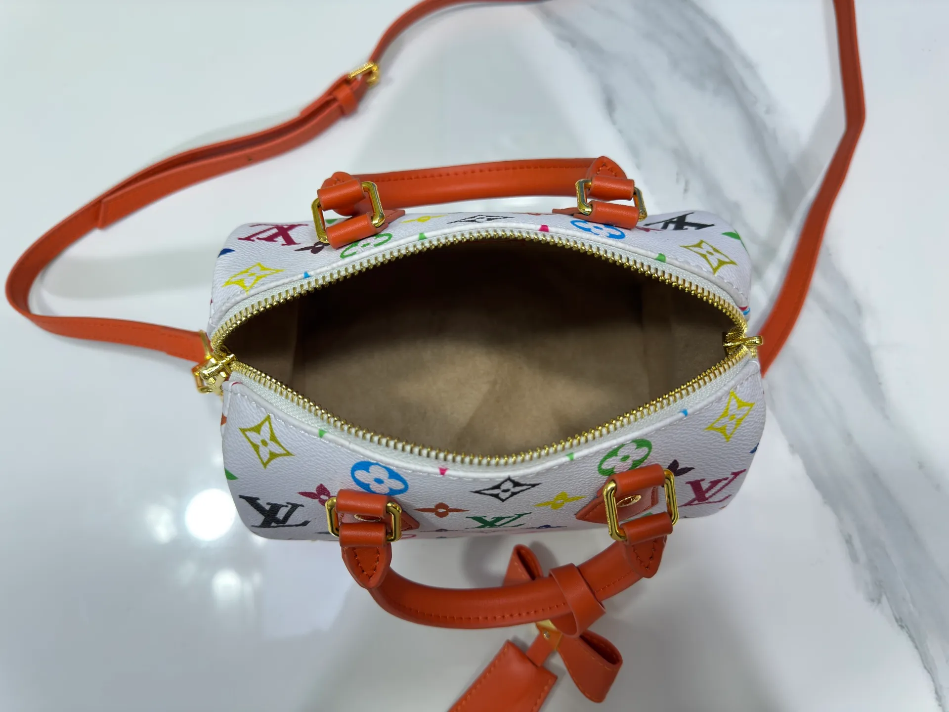 P280 upgraded original M58953 M46234 M46222 Speedy Bandoulière 20 handbag is made of soft coated canvas, and the full-length Monogram pattern is traced in colorful rainbow tones, highlighting the smart style of the Louis Vuitton x Murakami reissue series. The Toron handle and detachable shoulder strap are constructed of cow leather, the metal corners recall classic luggage elements, and the bow-shaped key bag and padlock add brand touches. Dimensions: 20.5 x 13.5 x 12.0 cm (length x height x width)
