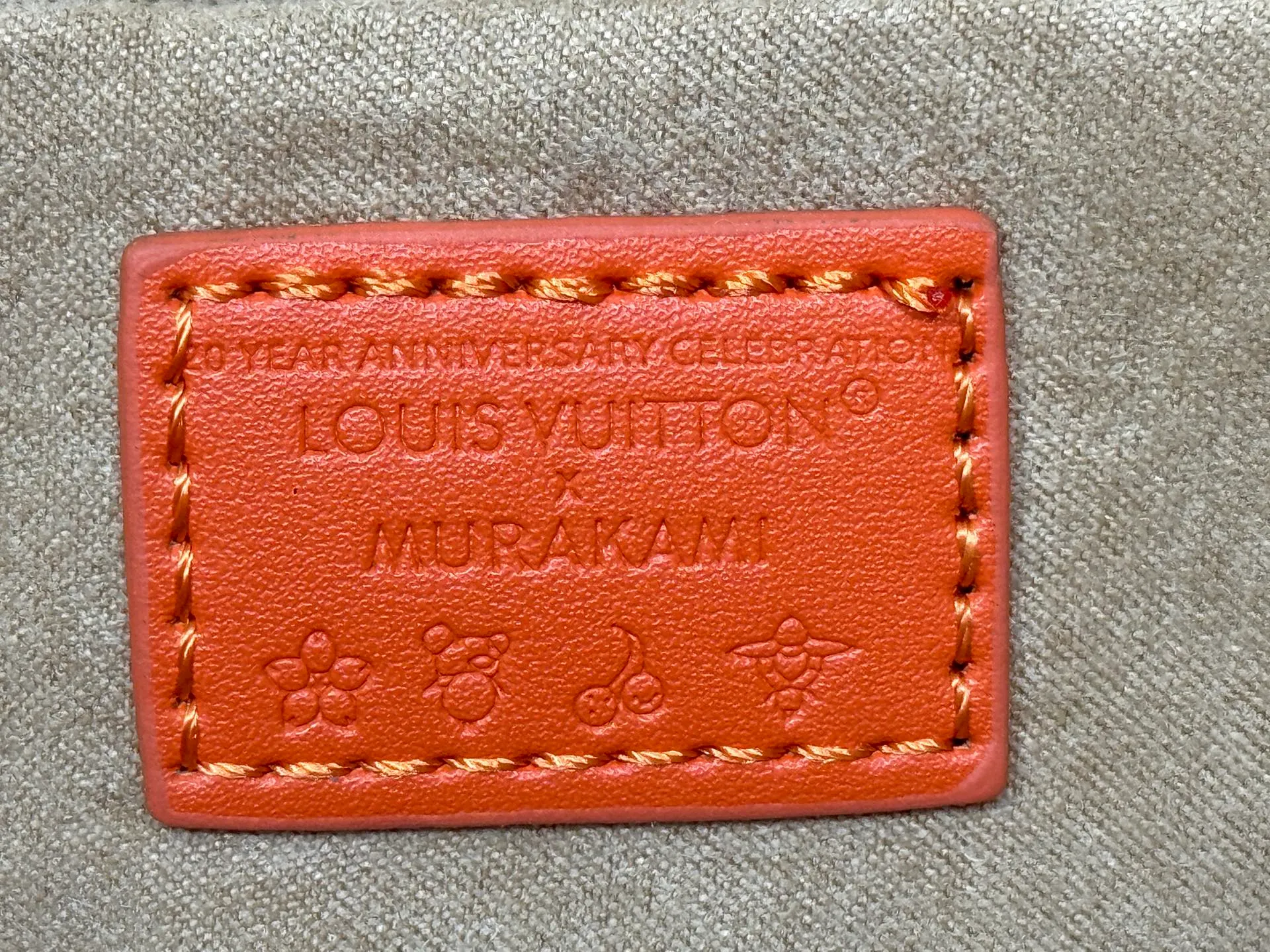 P280 upgraded original M58953 M46234 M46222 Speedy Bandoulière 20 handbag is made of soft coated canvas, and the full-length Monogram pattern is traced in colorful rainbow tones, highlighting the smart style of the Louis Vuitton x Murakami reissue series. The Toron handle and detachable shoulder strap are constructed of cow leather, the metal corners recall classic luggage elements, and the bow-shaped key bag and padlock add brand touches. Dimensions: 20.5 x 13.5 x 12.0 cm (length x height x width)