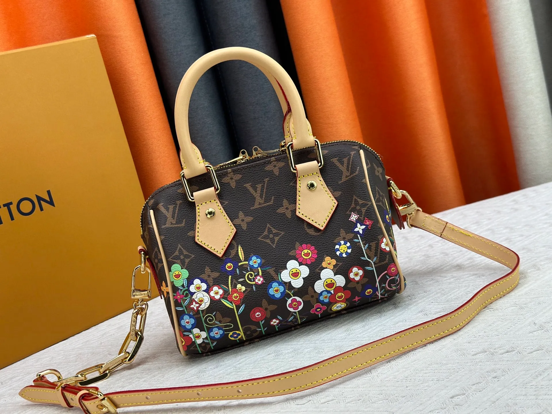 P300 M45957.M58953 Discolored yellow leather This Speedy Bandoulière 20 handbag is made of Monogram canvas, cow leather trim and fabric lining. It continues the classic design of Louis Vuitton Speedy travel bag in a compact size. It is equipped with rolled leather handles and a detachable and adjustable fabric shoulder strap embellished with the brand's logo texture. Detailed features 20.5 x 13.5 x 12 cm (length x height x width)