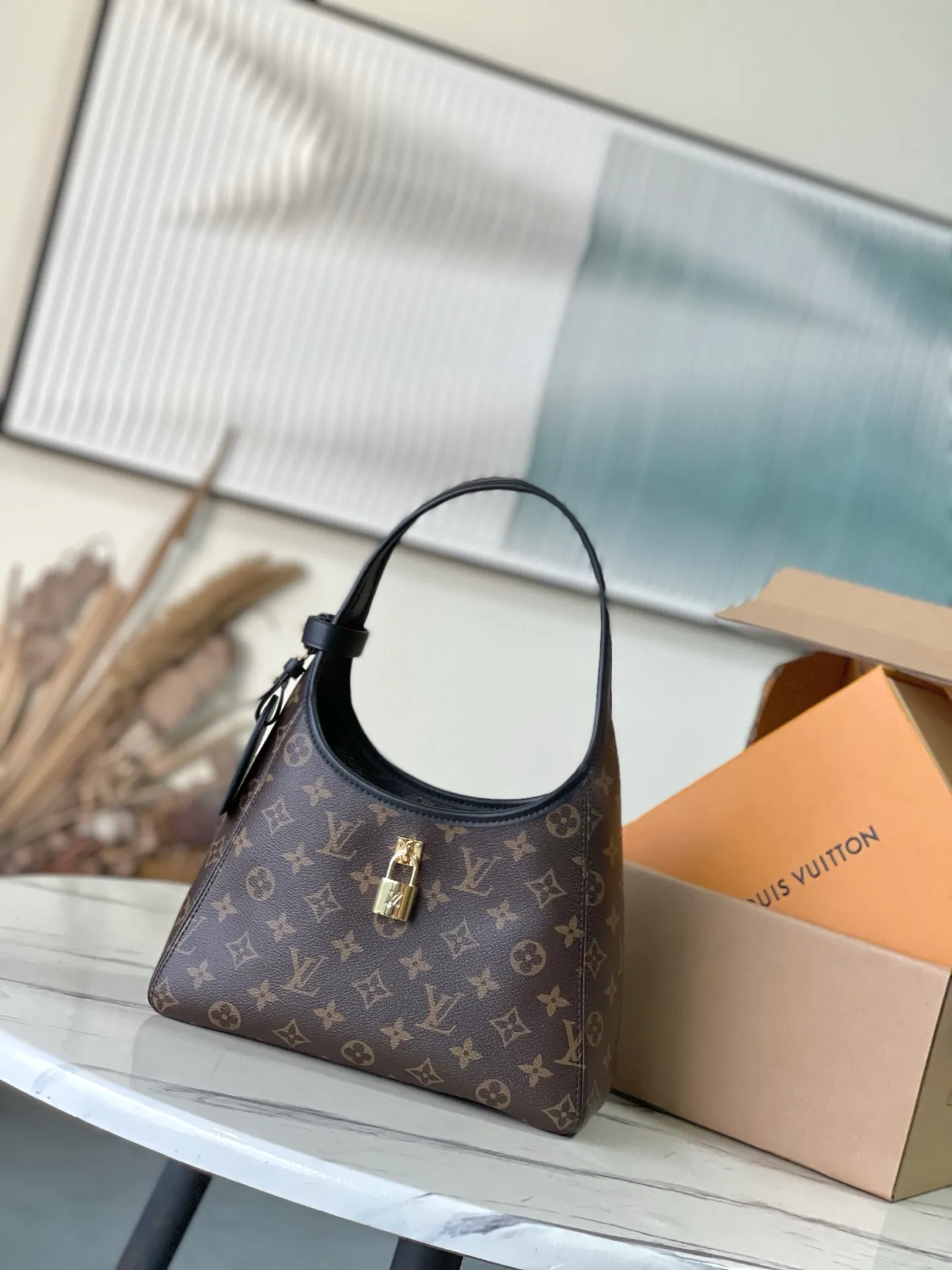 💰900 Top Original Order M12940 This small TheDrop handbag draws inspiration from the Flower Hobo handbag that came out in 2018. It is cut from classic Monogram canvas to create an elegant configuration that combines trendy style with practical functions. A signature padlock adorns the nameplate and is a sophisticated detail along with rich leather trim. It can easily store daily needs and fit in with the rhythm of urban life. Dimensions: 15 × 12 × 28 cm