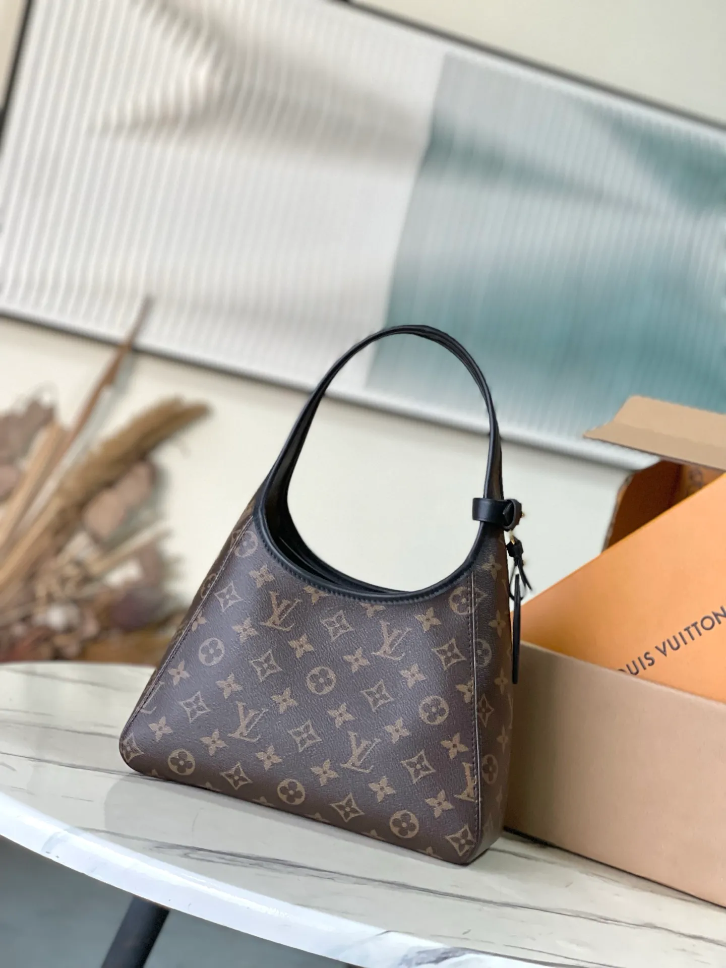 💰900 Top Original Order M12940 This small TheDrop handbag draws inspiration from the Flower Hobo handbag that came out in 2018. It is cut from classic Monogram canvas to create an elegant configuration that combines trendy style with practical functions. A signature padlock adorns the nameplate and is a sophisticated detail along with rich leather trim. It can easily store daily needs and fit in with the rhythm of urban life. Dimensions: 15 × 12 × 28 cm