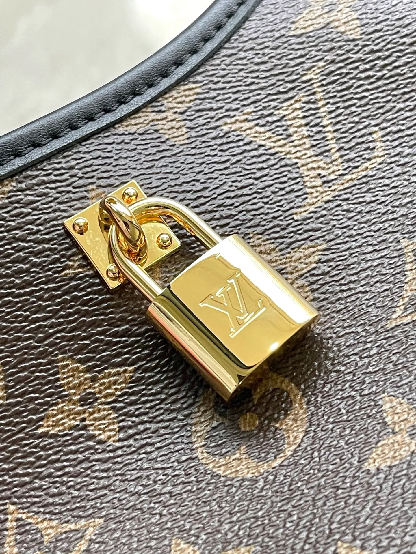 💰900 Top Original Order M12940 This small TheDrop handbag draws inspiration from the Flower Hobo handbag that came out in 2018. It is cut from classic Monogram canvas to create an elegant configuration that combines trendy style with practical functions. A signature padlock adorns the nameplate and is a sophisticated detail along with rich leather trim. It can easily store daily needs and fit in with the rhythm of urban life. Dimensions: 15 × 12 × 28 cm