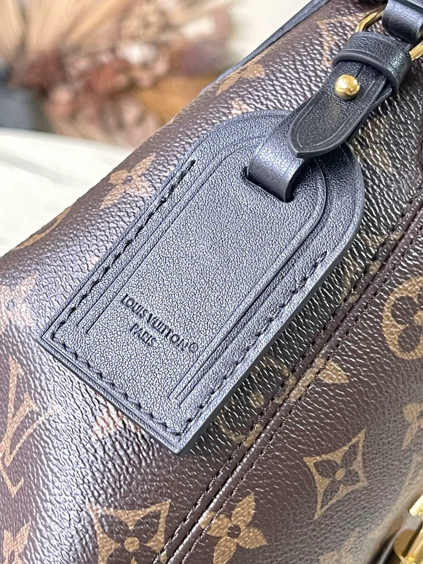 💰900 Top Original Order M12940 This small TheDrop handbag draws inspiration from the Flower Hobo handbag that came out in 2018. It is cut from classic Monogram canvas to create an elegant configuration that combines trendy style with practical functions. A signature padlock adorns the nameplate and is a sophisticated detail along with rich leather trim. It can easily store daily needs and fit in with the rhythm of urban life. Dimensions: 15 × 12 × 28 cm