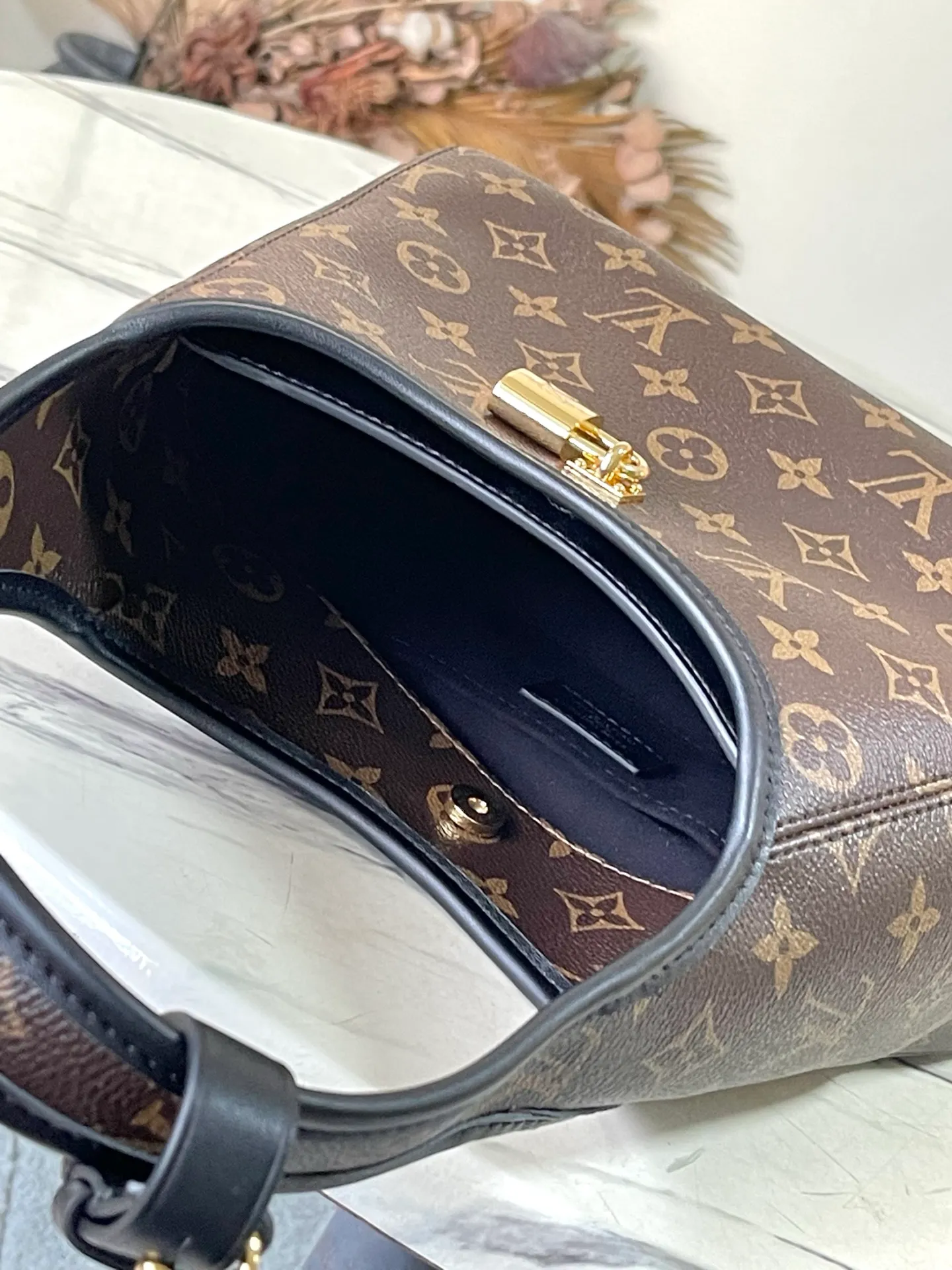 💰900 Top Original Order M12940 This small TheDrop handbag draws inspiration from the Flower Hobo handbag that came out in 2018. It is cut from classic Monogram canvas to create an elegant configuration that combines trendy style with practical functions. A signature padlock adorns the nameplate and is a sophisticated detail along with rich leather trim. It can easily store daily needs and fit in with the rhythm of urban life. Dimensions: 15 × 12 × 28 cm