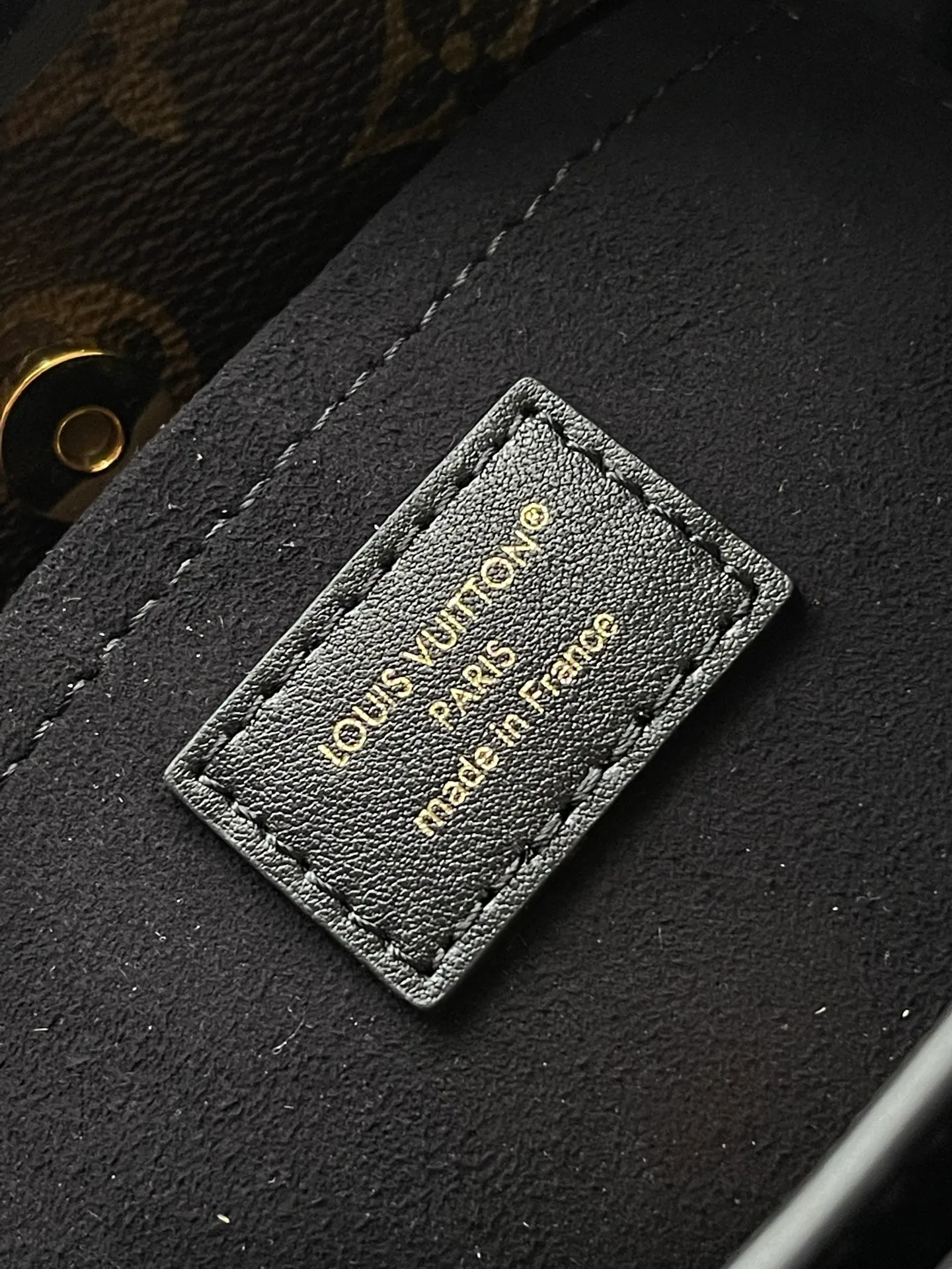 💰900 Top Original Order M12940 This small TheDrop handbag draws inspiration from the Flower Hobo handbag that came out in 2018. It is cut from classic Monogram canvas to create an elegant configuration that combines trendy style with practical functions. A signature padlock adorns the nameplate and is a sophisticated detail along with rich leather trim. It can easily store daily needs and fit in with the rhythm of urban life. Dimensions: 15 × 12 × 28 cm