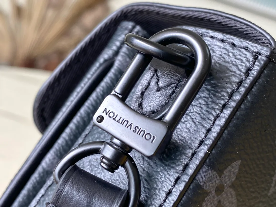 💰900 Top Original Order M83567 Black Flower This model: The Montsouris Jm mini handbag draws inspiration from the 1994 Montsouris handbag. It is made of Monogram Eclipse canvas to present a slender configuration, and the iconic buckle on the front is equipped with a magnetic buckle. It has multiple interior pockets and compartments, and a detachable and adjustable shoulder strap for easy shoulder or cross-body wear. Dimensions: 22 × 12 × 6 cm