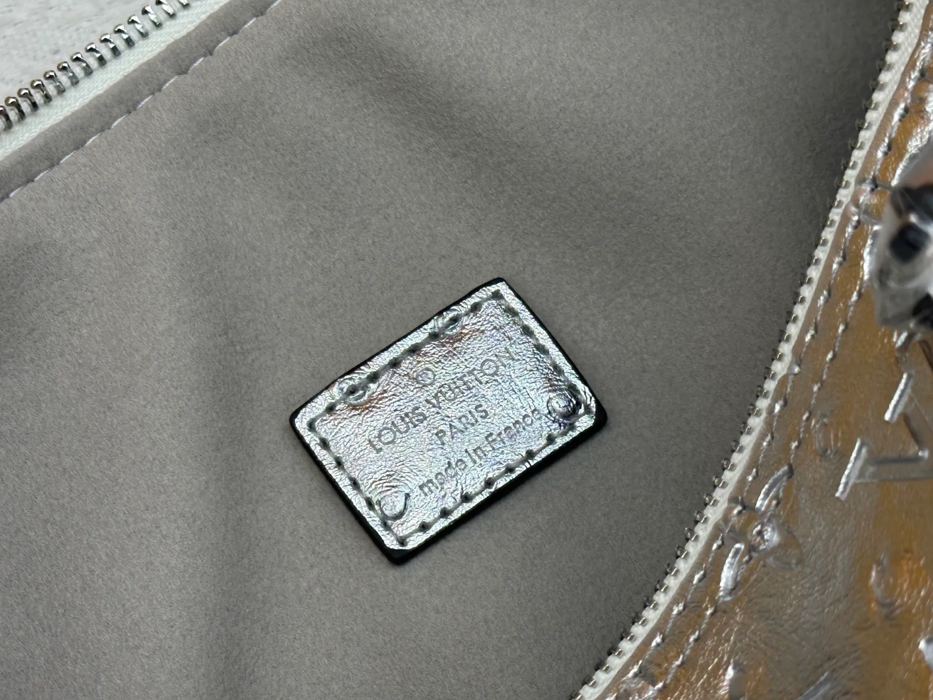 P320 M89427 M15159 M25766 M13344 This Speedy Soft 30 comes from the LV Travels With Grace Coddlington series. It is made of rich-toned cow leather with gold hardware and a fun cat-shaped key bag. Removable name tag features Grace Coddington's handwriting. Size: 30X21X17 cm