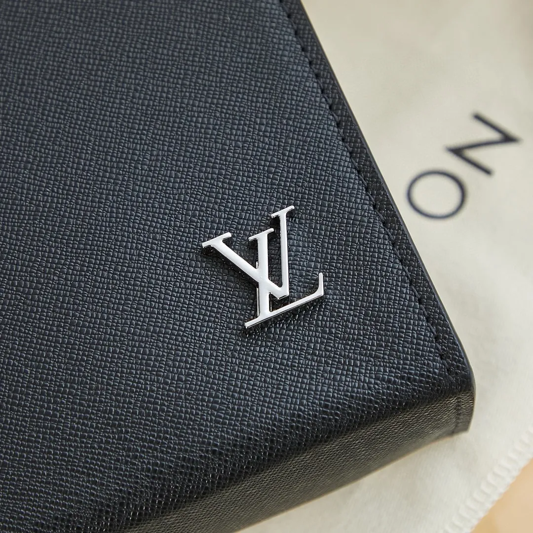Factory price 400 [Top original order] M30450 👏👏Pochette Voyage clutch bag is made of deep-dyed Taïga leather, embellished with metal LV letters on the lower right corner, and equipped with neatly structured patch pockets and card slots to store all your travel needs in a restrained style. It can be stored in a handbag or used as a folder. Dimensions: 27.0 x 21.0 x 3.0 cm