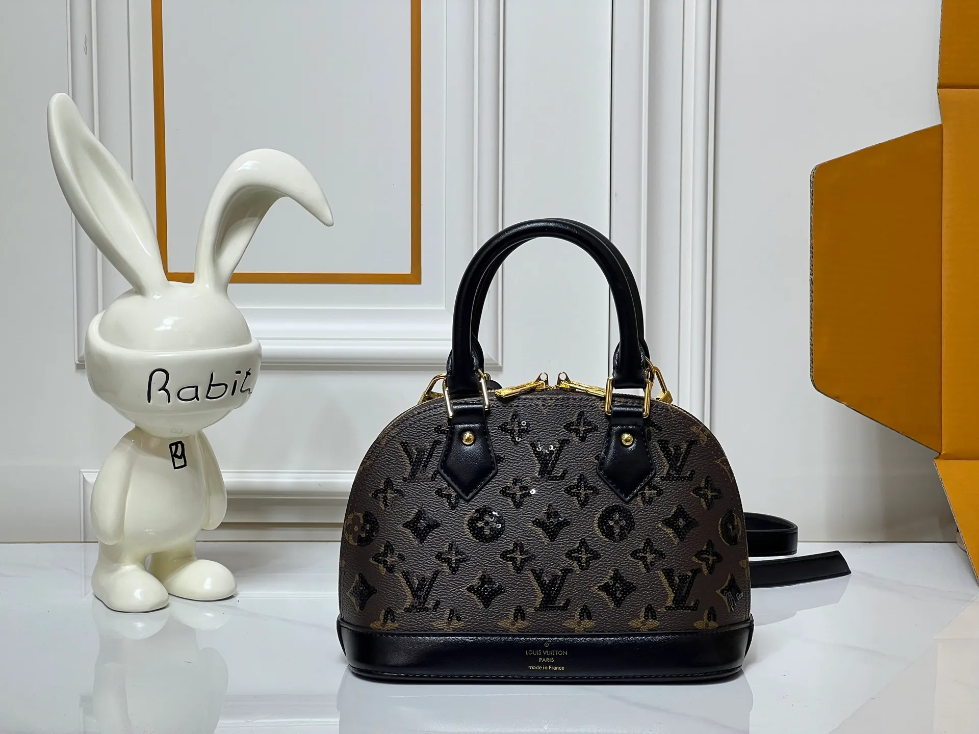 ￥340 ¥320 LV new shell bag, very high-end, salty or sweet, ultimate beauty, upgraded version of ALMA BB handbag model number M01917 53152 graffiti, the original top-quality presbyopia originated from the Louis Vuitton Alma handbag in 1934. Over time, it has gradually evolved from a square-cornered travel bag in shape to today's representative of elegant women's handbags. This mini bag in Monogram canvas easily holds keys, wallet, cell phone, lipstick and more. The Alma BB bag has a strap that adjusts the bag to waist or hip height for lightweight cross-body wear. Comes with counter gift box packaging 🎁 Size: 25 x 19 x 12 cm small size 20×17×10