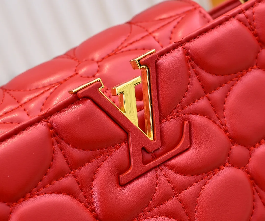 Upgraded version P440 M23999 Red This Monogram embroidered flower emerges from the elegant quilting, giving the Capucines BB handbag the style of Louis Vuitton store decoration. Soft sheepskin creates a stable structure and trim, and the detachable shoulder strap allows for comfortable shoulder or cross-body wear. Dimensions: 33 x 19 x 9 cm