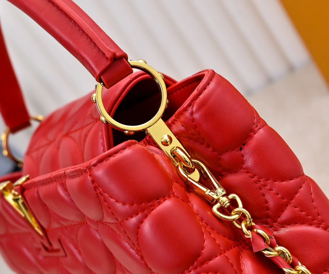 Upgraded version P440 M23999 Red This Monogram embroidered flower emerges from the elegant quilting, giving the Capucines BB handbag the style of Louis Vuitton store decoration. Soft sheepskin creates a stable structure and trim, and the detachable shoulder strap allows for comfortable shoulder or cross-body wear. Dimensions: 33 x 19 x 9 cm