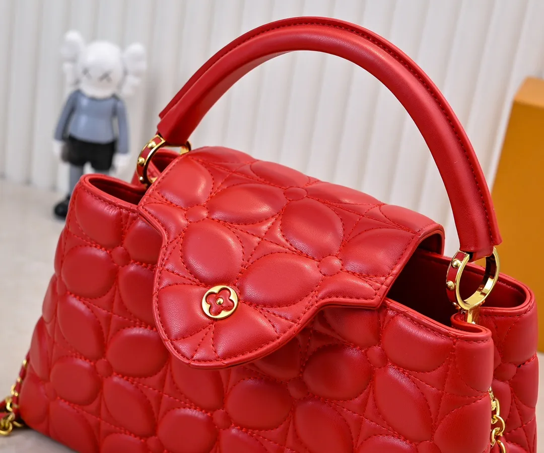 Upgraded version P440 M23999 Red This Monogram embroidered flower emerges from the elegant quilting, giving the Capucines BB handbag the style of Louis Vuitton store decoration. Soft sheepskin creates a stable structure and trim, and the detachable shoulder strap allows for comfortable shoulder or cross-body wear. Dimensions: 33 x 19 x 9 cm