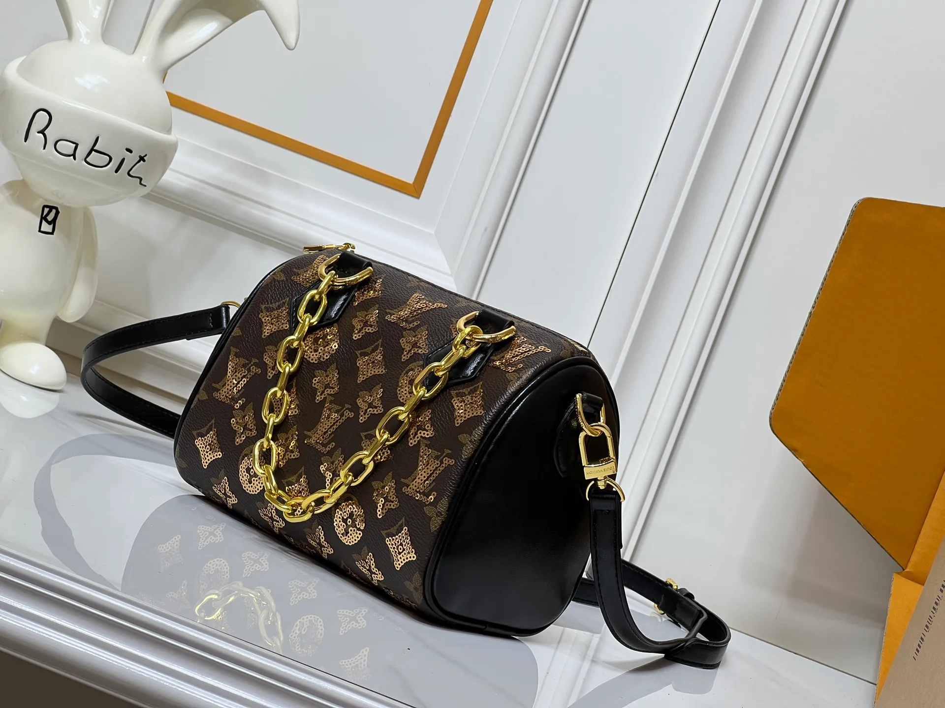 Batch 340💰Upgraded original M58953 gold sequins M46234 M14291 Speedy Bandoulière 20 handbag is made of soft coated canvas, with colorful rainbow tones tracing the full-length Monogram pattern, highlighting the smart style of the Louis Vuitton x Murakami reissue series. The Toron handle and detachable shoulder strap are constructed of cow leather, the metal corners recall classic luggage elements, and the bow-shaped key bag and padlock add brand touches. Dimensions: 20.5 x 13.5 x 12.0 cm (length x height x width)