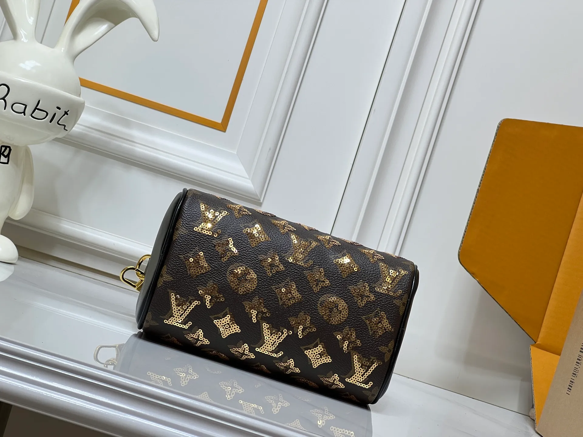 Batch 340💰Upgraded original M58953 gold sequins M46234 M14291 Speedy Bandoulière 20 handbag is made of soft coated canvas, with colorful rainbow tones tracing the full-length Monogram pattern, highlighting the smart style of the Louis Vuitton x Murakami reissue series. The Toron handle and detachable shoulder strap are constructed of cow leather, the metal corners recall classic luggage elements, and the bow-shaped key bag and padlock add brand touches. Dimensions: 20.5 x 13.5 x 12.0 cm (length x height x width)