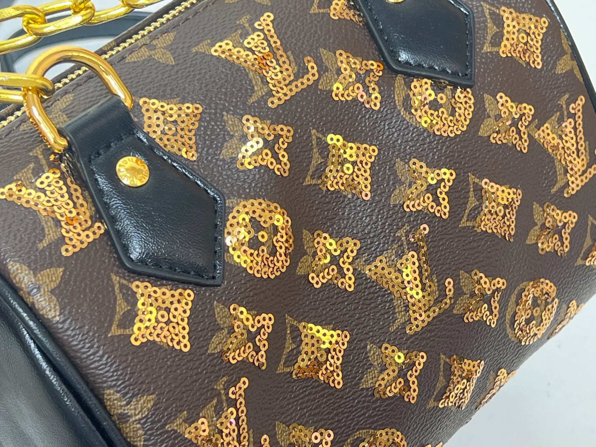 Batch 340💰Upgraded original M58953 gold sequins M46234 M14291 Speedy Bandoulière 20 handbag is made of soft coated canvas, with colorful rainbow tones tracing the full-length Monogram pattern, highlighting the smart style of the Louis Vuitton x Murakami reissue series. The Toron handle and detachable shoulder strap are constructed of cow leather, the metal corners recall classic luggage elements, and the bow-shaped key bag and padlock add brand touches. Dimensions: 20.5 x 13.5 x 12.0 cm (length x height x width)