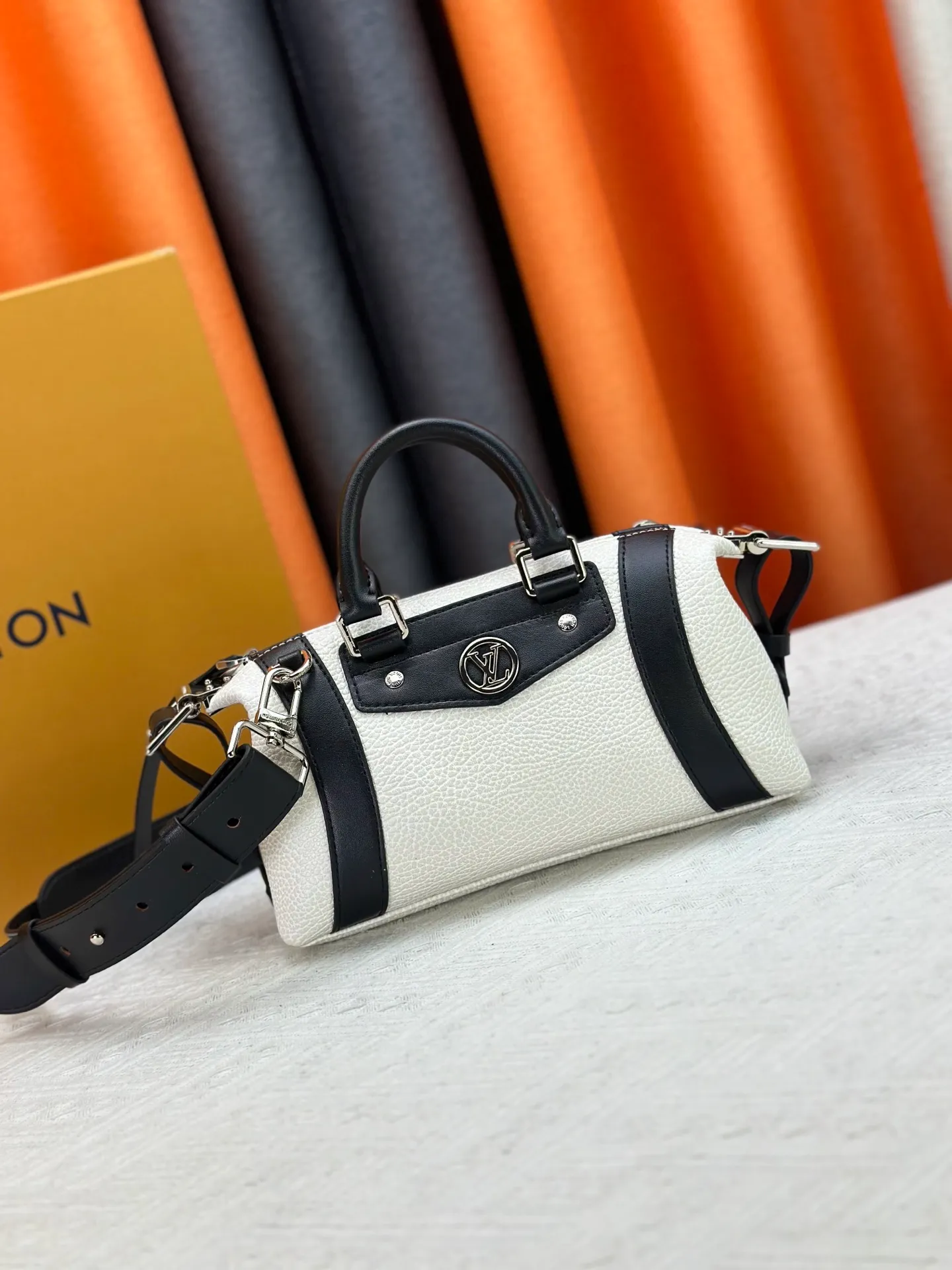 P300 [Exclusive real shot] M25566 M14623 Full leather motorcycle bag M14702 M14700 NANO LV BIKER handbag This Nano LV Rider handbag is from the 2025 spring and summer series. It is made of pixelated grain sheep leather with smooth cowhide elements, and is decorated with elegant patches with the LV Circle logo. The foldable configuration makes it easy to store in a suitcase, and the modern design adds a rock-n-roll edge to any look. Dimensions: 10 x 10 x 23 cm