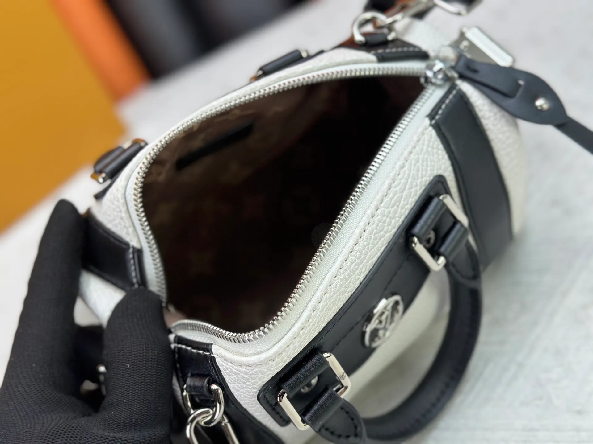 P300 [Exclusive real shot] M25566 M14623 Full leather motorcycle bag M14702 M14700 NANO LV BIKER handbag This Nano LV Rider handbag is from the 2025 spring and summer series. It is made of pixelated grain sheep leather with smooth cowhide elements, and is decorated with elegant patches with the LV Circle logo. The foldable configuration makes it easy to store in a suitcase, and the modern design adds a rock-n-roll edge to any look. Dimensions: 10 x 10 x 23 cm