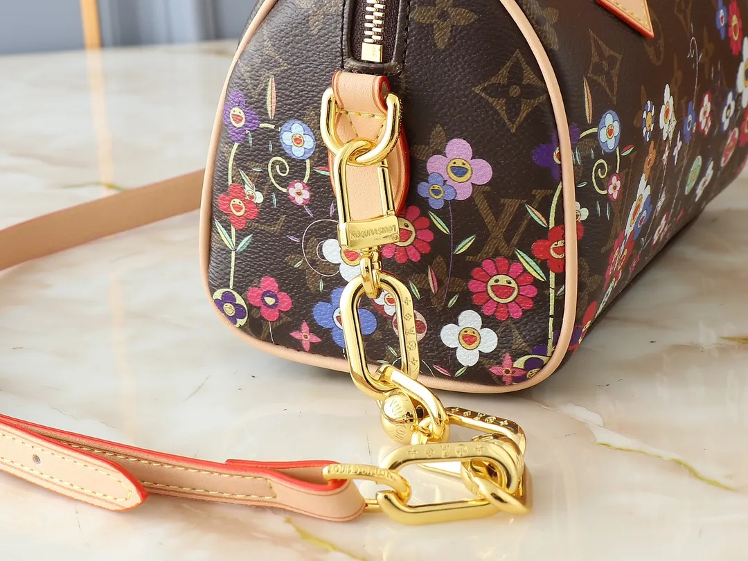 💰240💰Upgraded from the original M14175 M46234. This Speedy Bandoulière 20 handbag combines Monogram canvas and cow leather trim, and uses the bright elements of the Louis Vuitton x Murakami reissue series to convey trendy style. The Monogram floral pattern is recreated in Murakami's "super-flat" artistic concept on the front and back, and the zipper closure is decorated with a dazzling padlock. Toron handles and a detachable and adjustable chain allow for comfortable carrying. Dimensions: 20.5 x 13.5 x 12.0 cm (length x height x width)