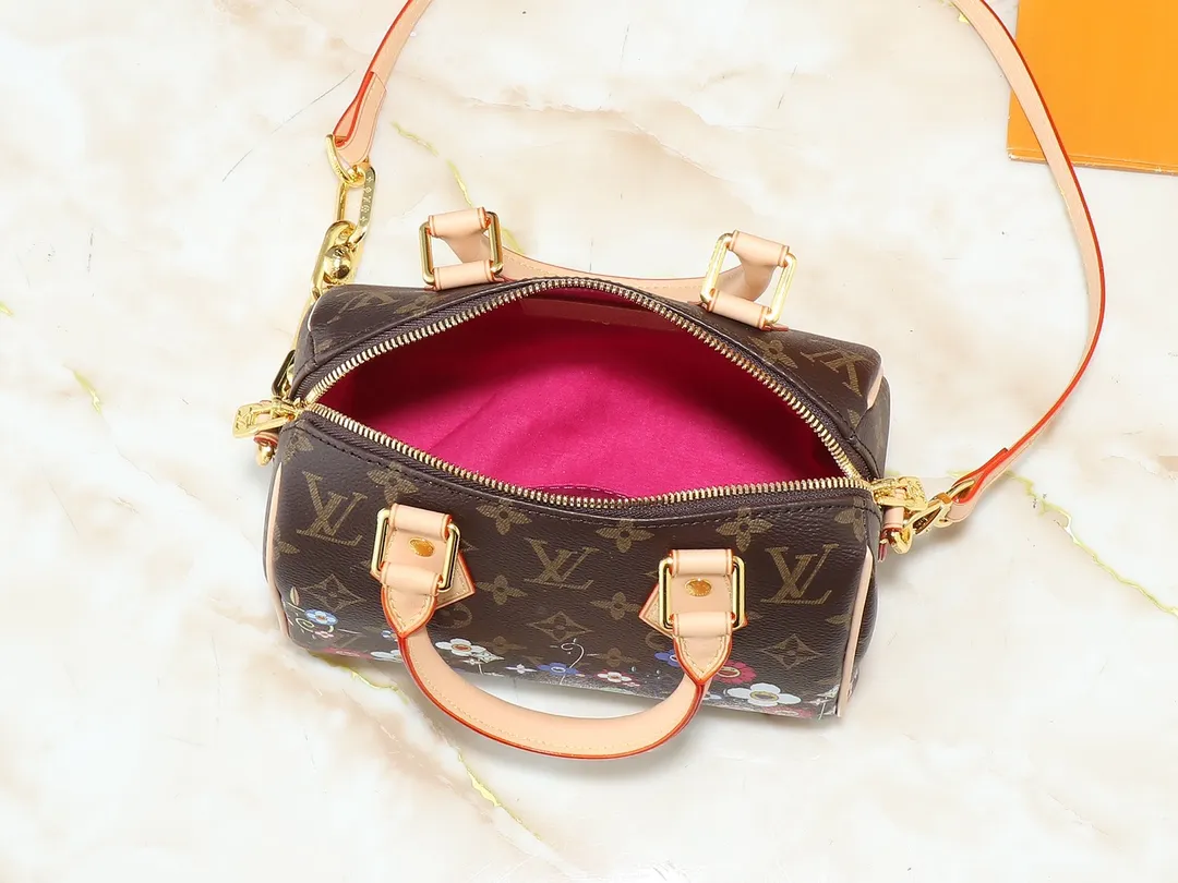 💰240💰Upgraded from the original M14175 M46234. This Speedy Bandoulière 20 handbag combines Monogram canvas and cow leather trim, and uses the bright elements of the Louis Vuitton x Murakami reissue series to convey trendy style. The Monogram floral pattern is recreated in Murakami's "super-flat" artistic concept on the front and back, and the zipper closure is decorated with a dazzling padlock. Toron handles and a detachable and adjustable chain allow for comfortable carrying. Dimensions: 20.5 x 13.5 x 12.0 cm (length x height x width)