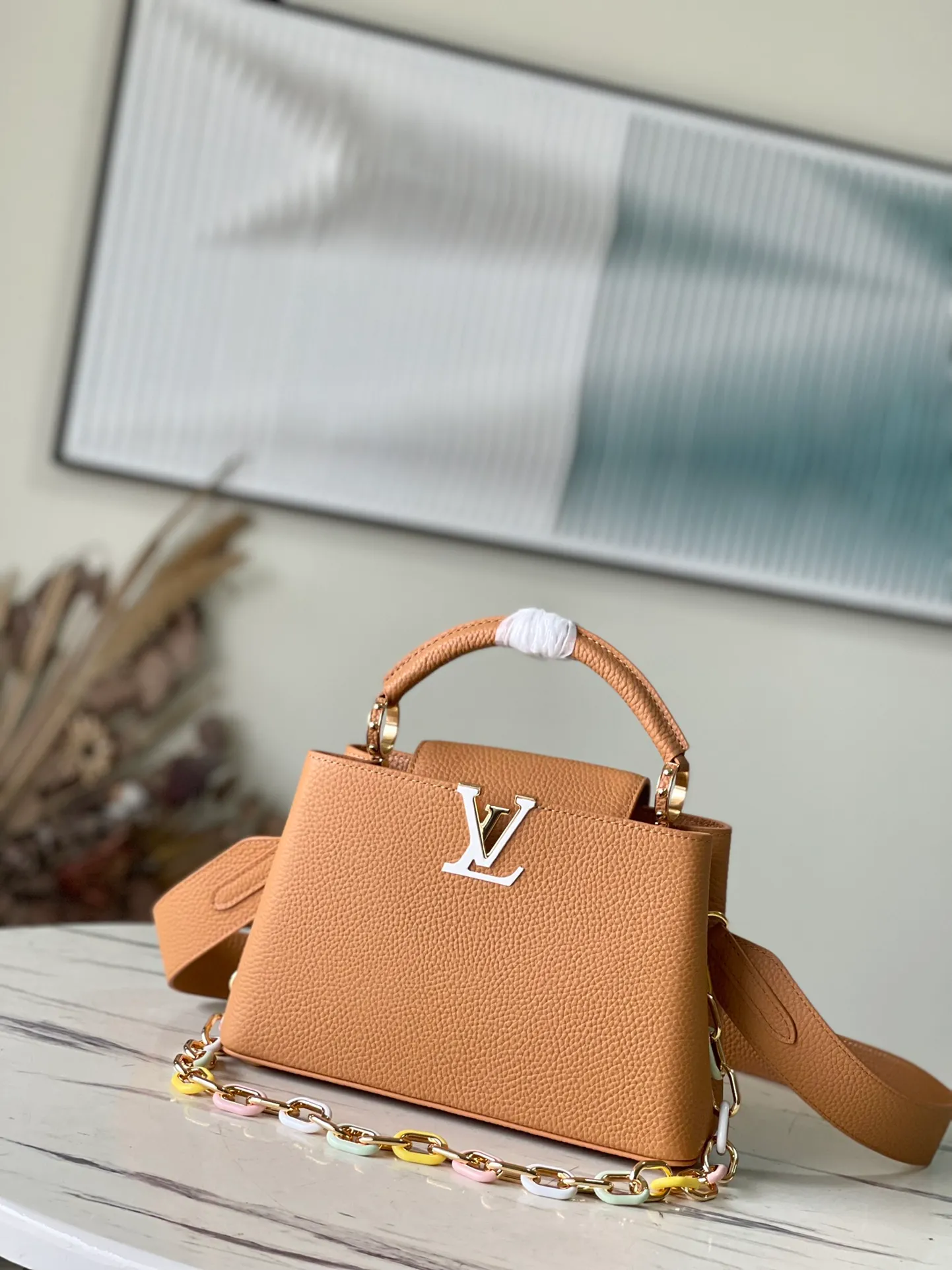 💰2660 (Special Grade Original Leather) M21652 Brown Small This Capucines small handbag is made of Taurillon leather, with metal and resin links interlocking with each other, adding a fun carrying method in addition to the top handle and detachable wide shoulder strap. The signature flap of the Capucines collection is tucked in to reveal the logo. Dimensions: 27 x 18 x 9 cm