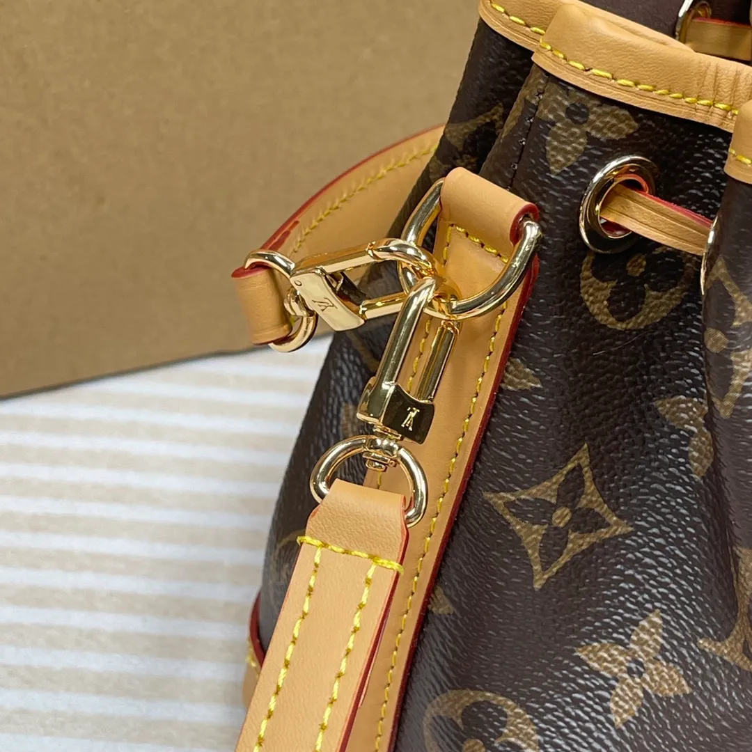 [Upgraded version] P560🐶Upgraded version*High quality❣️With full packaging M81266🐶NANO NOÉ handbag This Nano Noé handbag condenses the classic configuration of the 1932 Noé handbag, using Monogram canvas and cowhide leather trim to combine traditional design and contemporary functionality. Plenty of space to hold keys, card holders, mobile phones and other travel essentials, and the detachable handle and detachable and adjustable shoulder strap allow for a variety of carrying methods. Dimensions: 13 x 16 x 10 cm