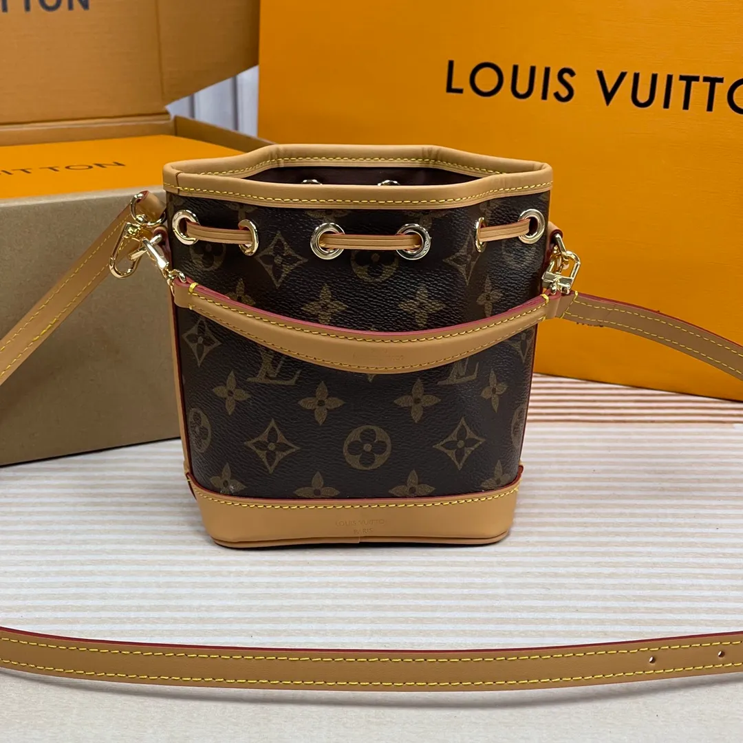 [Upgraded version] P560🐶Upgraded version*High quality❣️With full packaging M81266🐶NANO NOÉ handbag This Nano Noé handbag condenses the classic configuration of the 1932 Noé handbag, using Monogram canvas and cowhide leather trim to combine traditional design and contemporary functionality. Plenty of space to hold keys, card holders, mobile phones and other travel essentials, and the detachable handle and detachable and adjustable shoulder strap allow for a variety of carrying methods. Dimensions: 13 x 16 x 10 cm