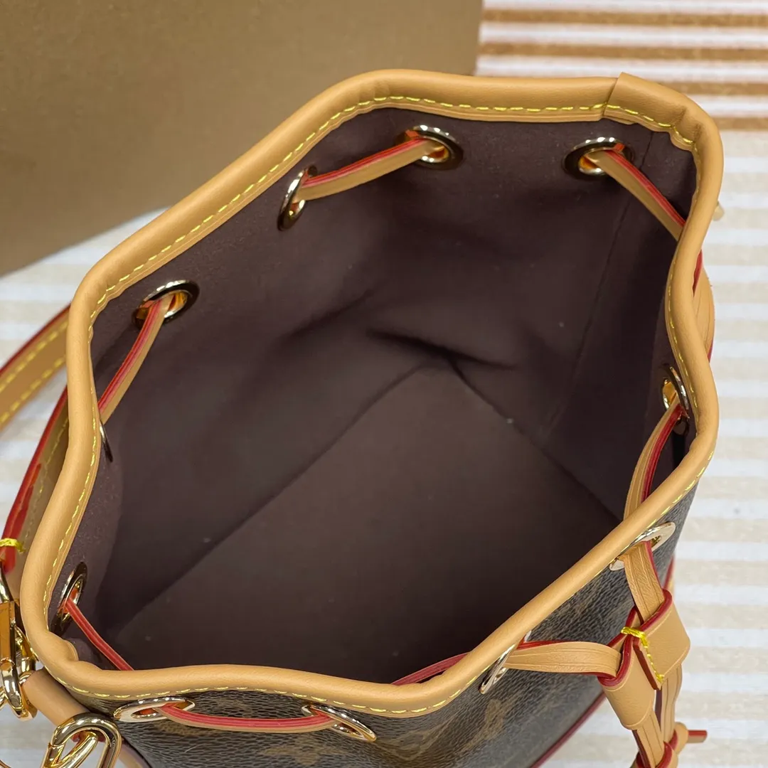 [Upgraded version] P560🐶Upgraded version*High quality❣️With full packaging M81266🐶NANO NOÉ handbag This Nano Noé handbag condenses the classic configuration of the 1932 Noé handbag, using Monogram canvas and cowhide leather trim to combine traditional design and contemporary functionality. Plenty of space to hold keys, card holders, mobile phones and other travel essentials, and the detachable handle and detachable and adjustable shoulder strap allow for a variety of carrying methods. Dimensions: 13 x 16 x 10 cm