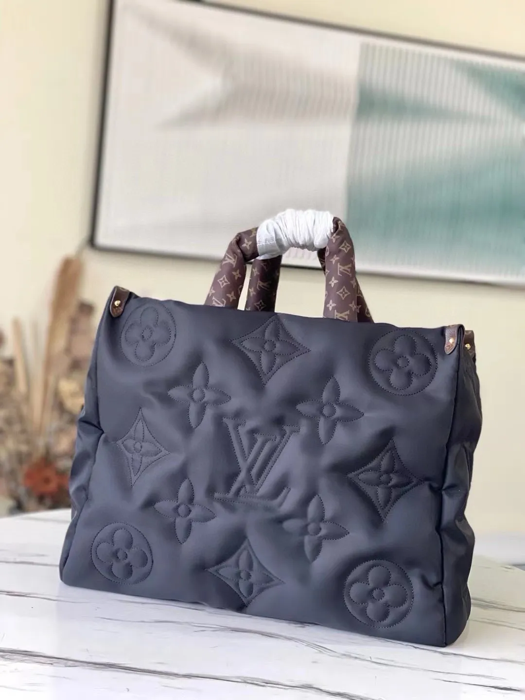 💰1220 (top layer leather) top original order M59005 This OnTheGO large handbag is made of Econyl recycled nylon, which declares the EcoDesign action concept. Monogram embroidered pattern combined with padded texture, plenty of space for business, shopping or travel needs. The long shoulder strap and top handle provide multiple ways to carry it comfortably. Dimensions: 41 x 34 x 19 cm