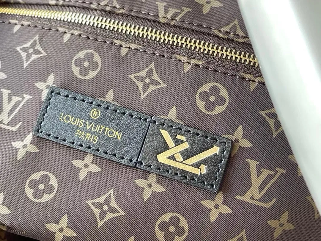 💰1220 (top layer leather) top original order M59005 This OnTheGO large handbag is made of Econyl recycled nylon, which declares the EcoDesign action concept. Monogram embroidered pattern combined with padded texture, plenty of space for business, shopping or travel needs. The long shoulder strap and top handle provide multiple ways to carry it comfortably. Dimensions: 41 x 34 x 19 cm