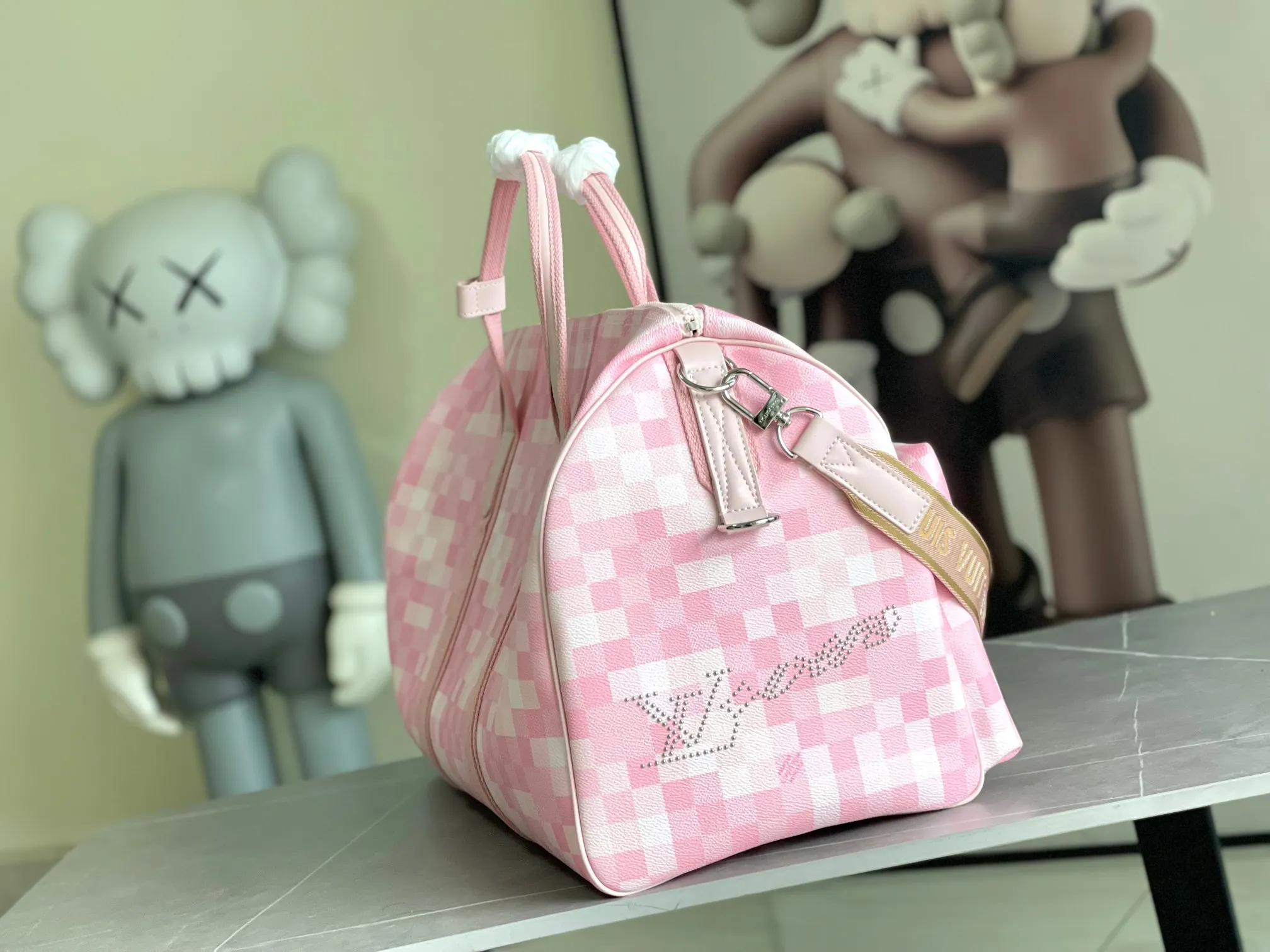 💰1740 Top original model 26128 Virgil Abloh has led the Basketball Keepall 55 travel bag from the brand archives to the basketball court, rendering the NBA logo colors and lines for the classic design. Open the flap to reveal the basketball secured by the inner strap under the grid. 55 x 27 x 20 cm