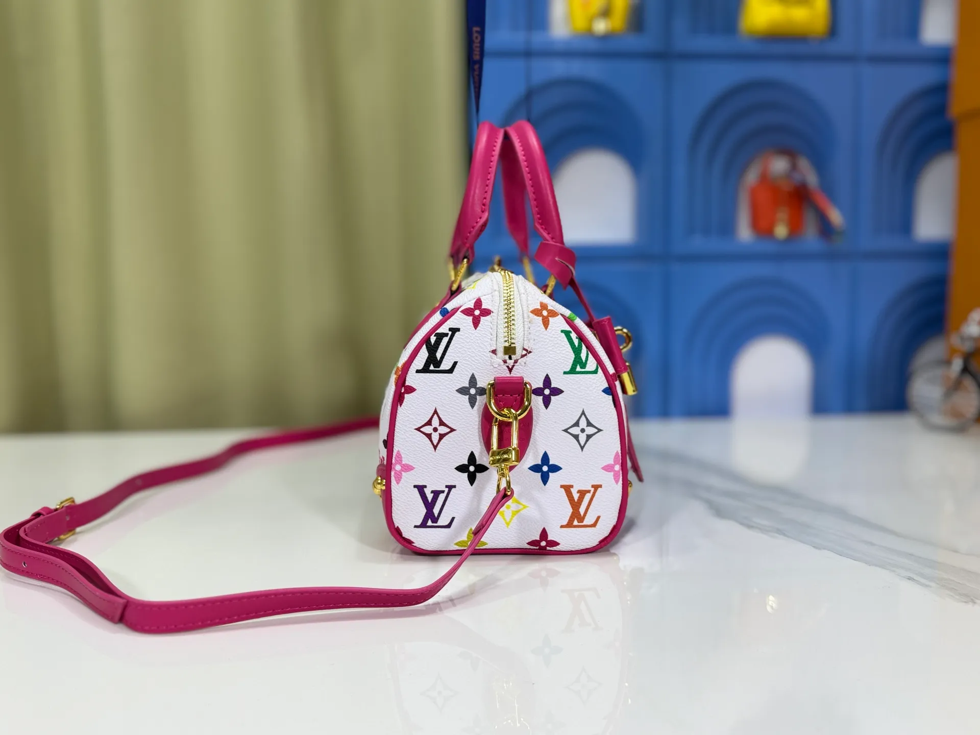 P280 upgraded original M58953 M46234 M46222 Speedy Bandoulière 20 handbag is made of soft coated canvas, and the full-length Monogram pattern is traced in colorful rainbow tones, highlighting the smart style of the Louis Vuitton x Murakami reissue series. The Toron handle and detachable shoulder strap are constructed of cow leather, the metal corners recall classic luggage elements, and the bow-shaped key bag and padlock add brand touches. Dimensions: 20.5 x 13.5 x 12.0 cm (length x height x width)