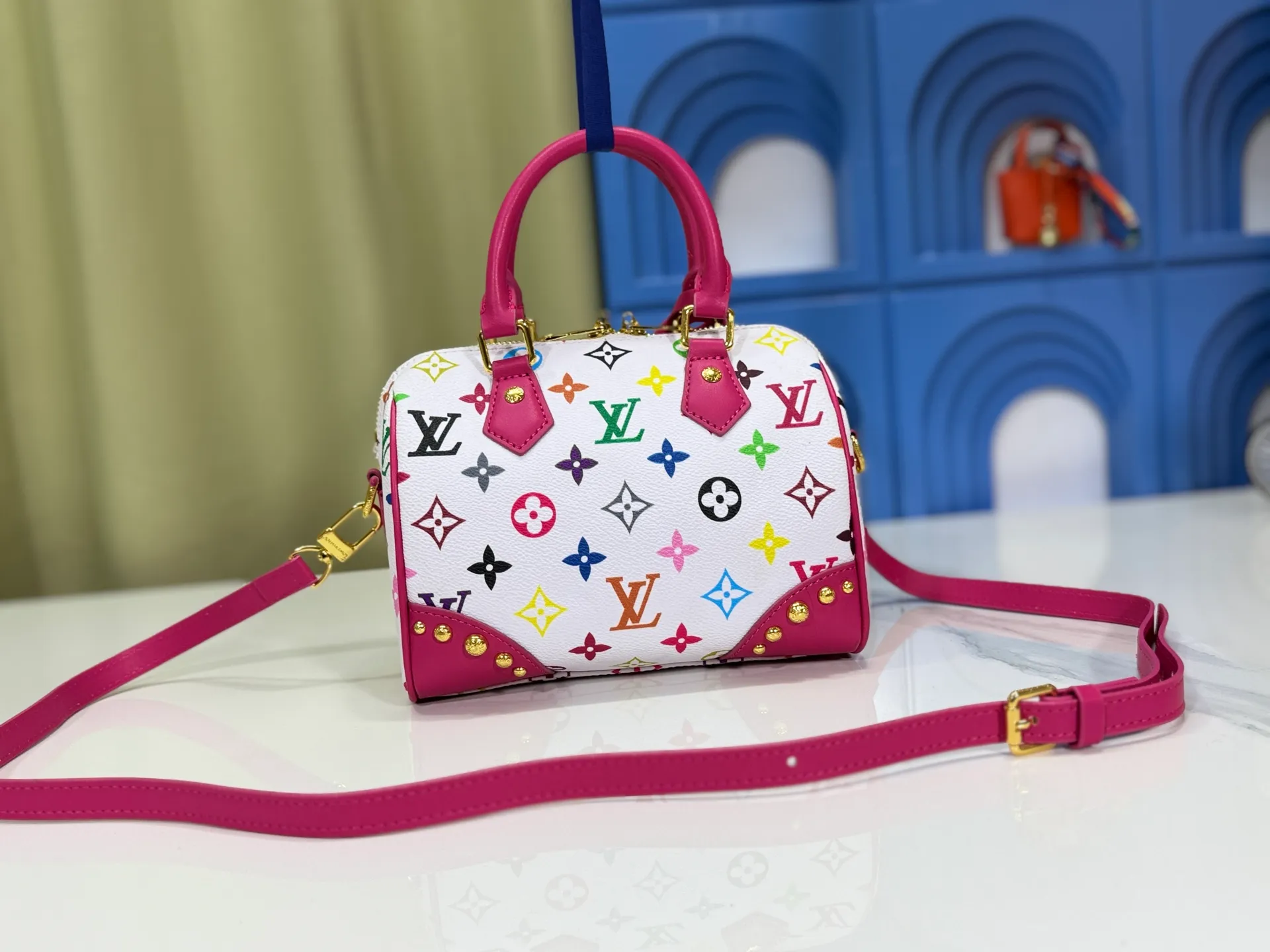 P280 upgraded original M58953 M46234 M46222 Speedy Bandoulière 20 handbag is made of soft coated canvas, and the full-length Monogram pattern is traced in colorful rainbow tones, highlighting the smart style of the Louis Vuitton x Murakami reissue series. The Toron handle and detachable shoulder strap are constructed of cow leather, the metal corners recall classic luggage elements, and the bow-shaped key bag and padlock add brand touches. Dimensions: 20.5 x 13.5 x 12.0 cm (length x height x width)
