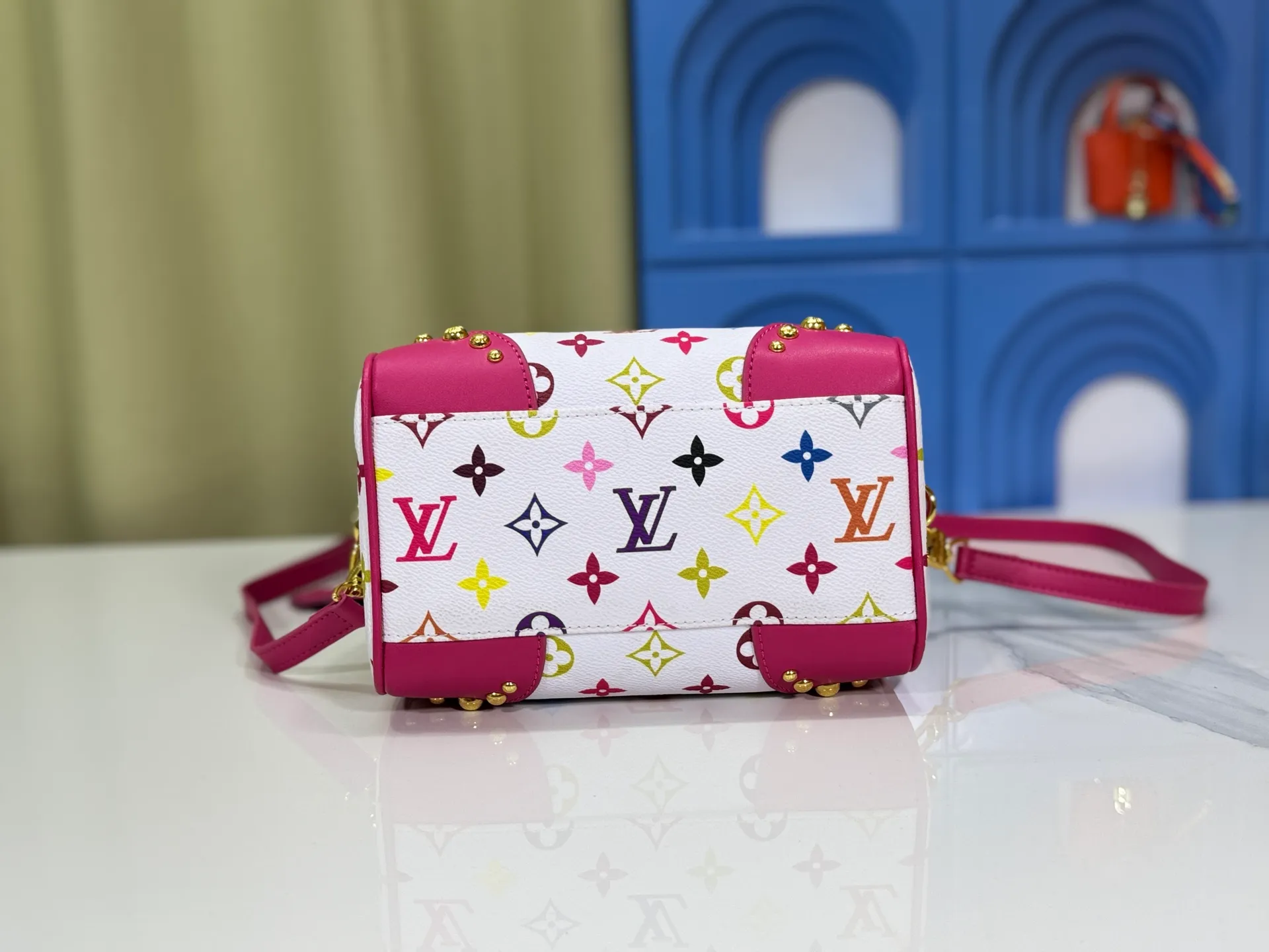 P280 upgraded original M58953 M46234 M46222 Speedy Bandoulière 20 handbag is made of soft coated canvas, and the full-length Monogram pattern is traced in colorful rainbow tones, highlighting the smart style of the Louis Vuitton x Murakami reissue series. The Toron handle and detachable shoulder strap are constructed of cow leather, the metal corners recall classic luggage elements, and the bow-shaped key bag and padlock add brand touches. Dimensions: 20.5 x 13.5 x 12.0 cm (length x height x width)