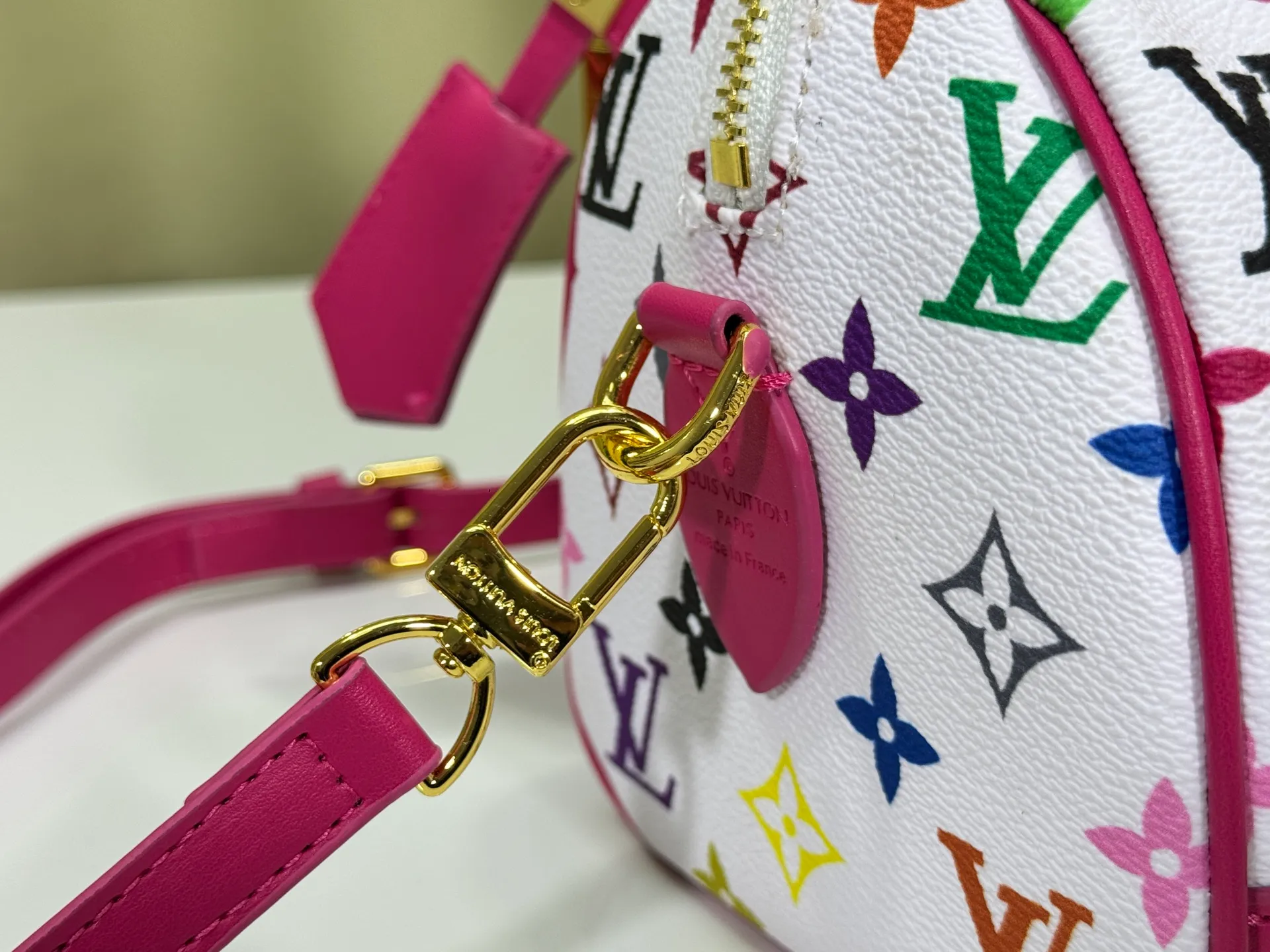 P280 upgraded original M58953 M46234 M46222 Speedy Bandoulière 20 handbag is made of soft coated canvas, and the full-length Monogram pattern is traced in colorful rainbow tones, highlighting the smart style of the Louis Vuitton x Murakami reissue series. The Toron handle and detachable shoulder strap are constructed of cow leather, the metal corners recall classic luggage elements, and the bow-shaped key bag and padlock add brand touches. Dimensions: 20.5 x 13.5 x 12.0 cm (length x height x width)